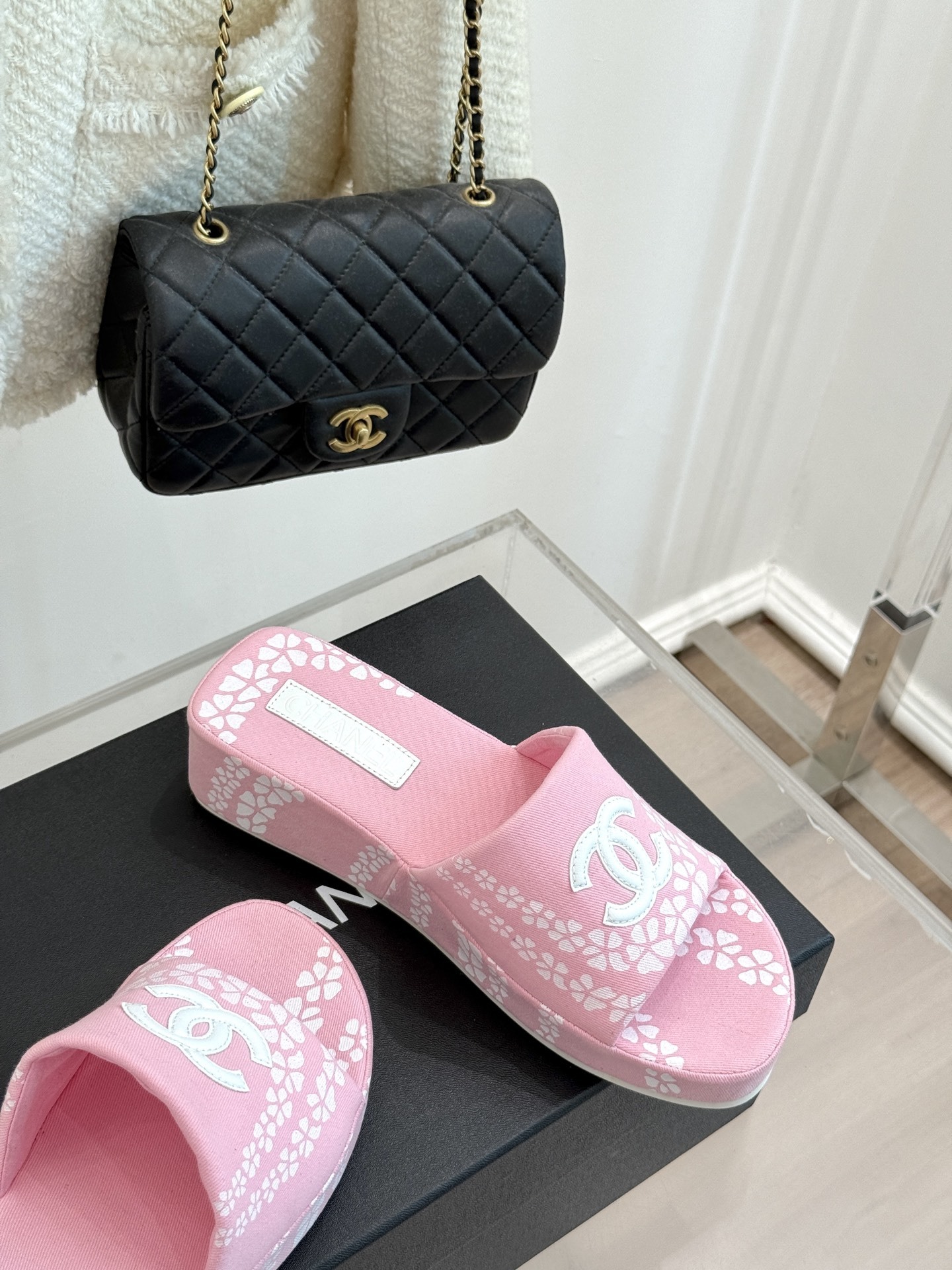 CHANE* |小香25。春夏新品
双C印花厚底拖鞋
解锁夏日时髦密码 度假必入
此单品能轻而易举地抓