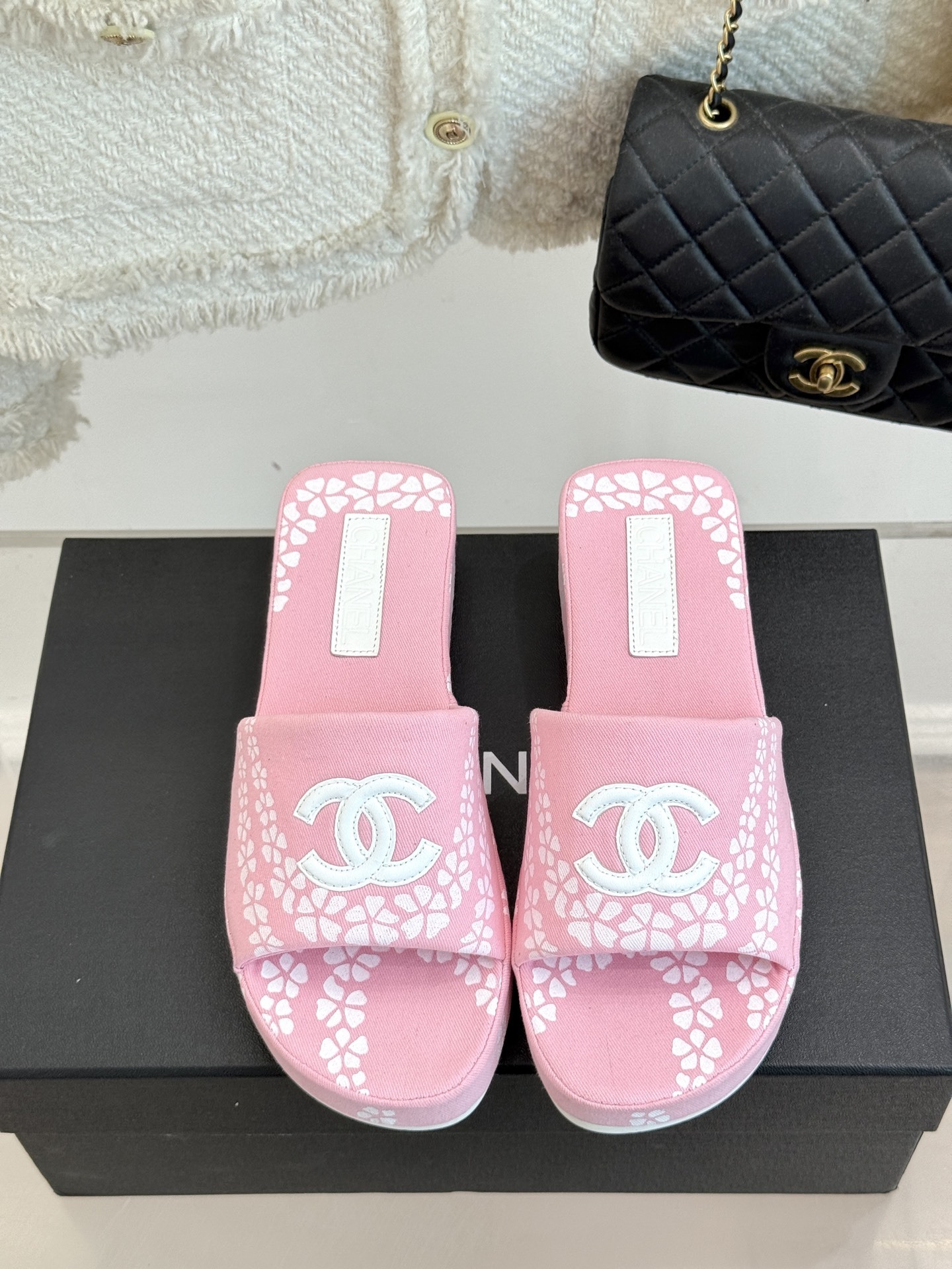 CHANE* |小香25。春夏新品
双C印花厚底拖鞋
解锁夏日时髦密码 度假必入
此单品能轻而易举地抓