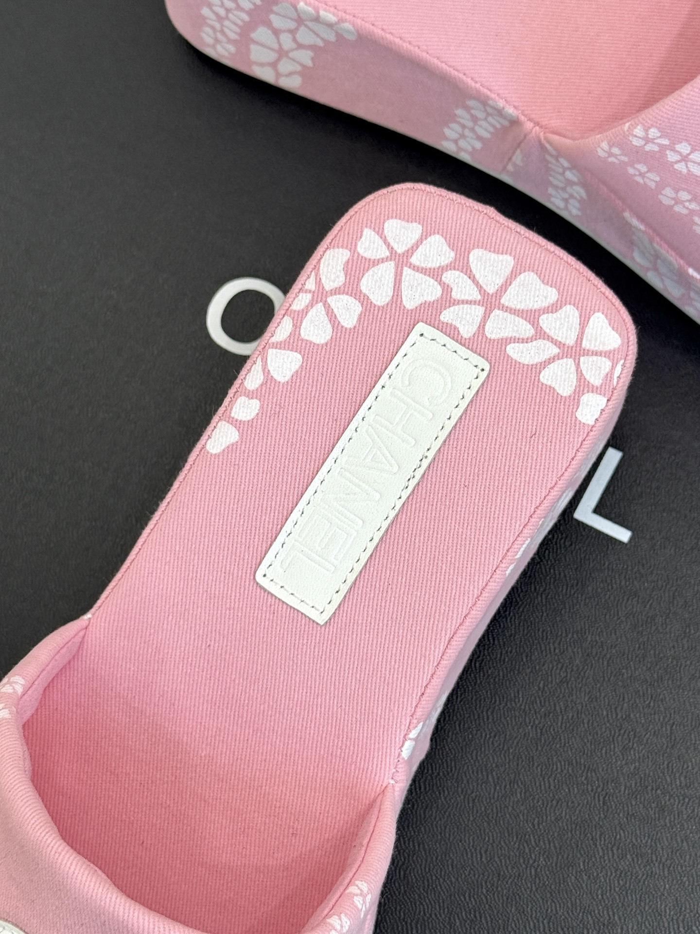CHANE* |小香25。春夏新品
双C印花厚底拖鞋
解锁夏日时髦密码 度假必入
此单品能轻而易举地抓