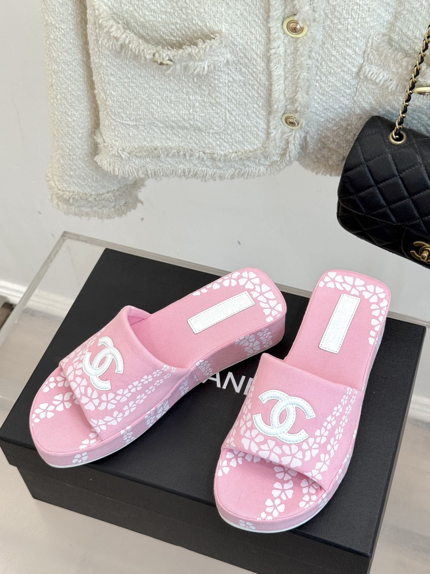 CHANE* |小香25。春夏新品
双C印花厚底拖鞋
解锁夏日时髦密码 度假必入
此单品能轻而易举地抓