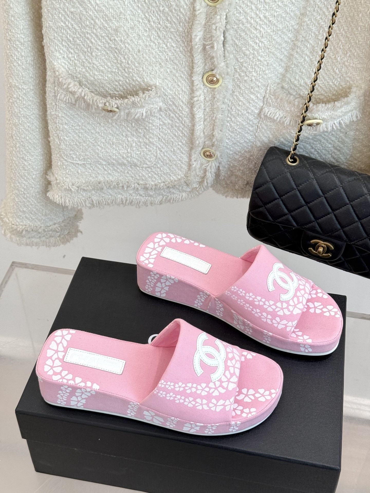CHANE* |小香25。春夏新品
双C印花厚底拖鞋
解锁夏日时髦密码 度假必入
此单品能轻而易举地抓