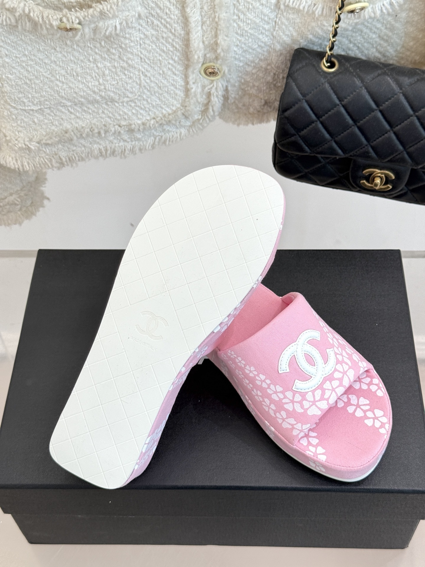 CHANE* |小香25。春夏新品
双C印花厚底拖鞋
解锁夏日时髦密码 度假必入
此单品能轻而易举地抓