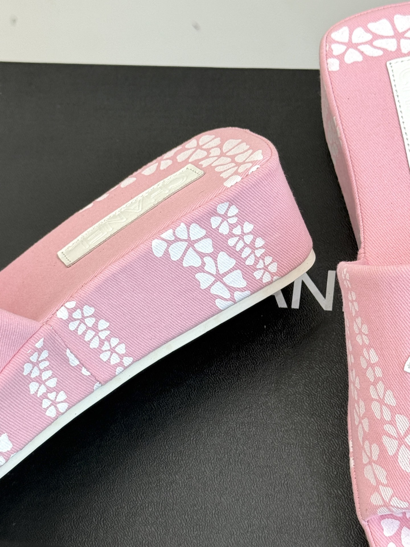 CHANE* |小香25。春夏新品
双C印花厚底拖鞋
解锁夏日时髦密码 度假必入
此单品能轻而易举地抓