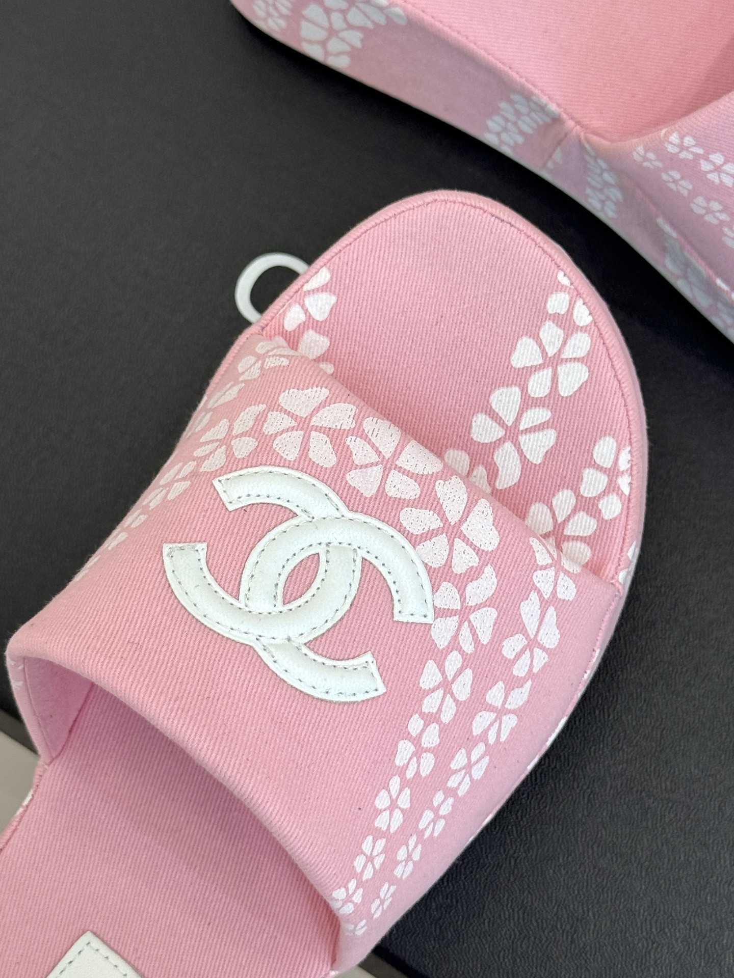 CHANE* |小香25。春夏新品
双C印花厚底拖鞋
解锁夏日时髦密码 度假必入
此单品能轻而易举地抓