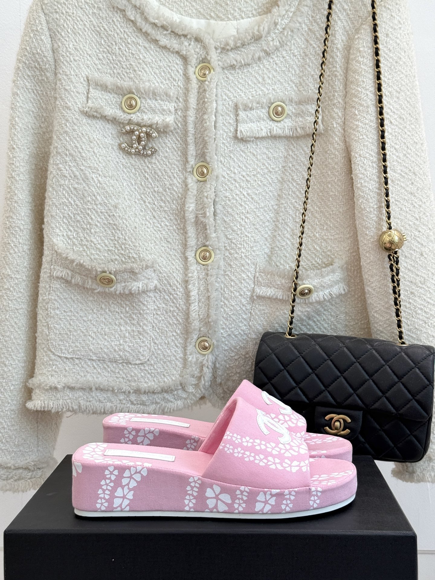 CHANE* |小香25。春夏新品
双C印花厚底拖鞋
解锁夏日时髦密码 度假必入
此单品能轻而易举地抓