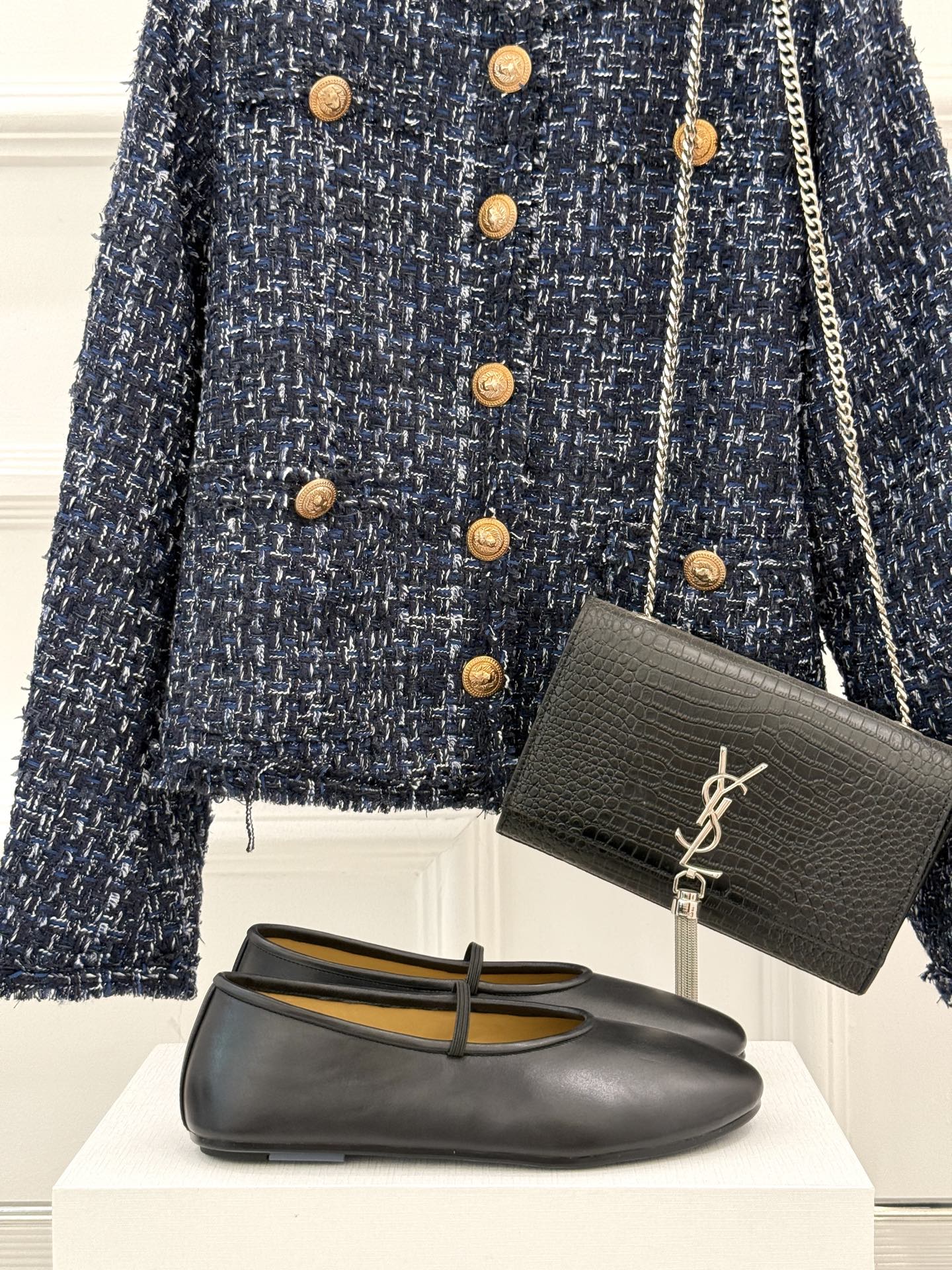 NO:408147,The new retro Mary Jade shoes in the cow velvet. The new retro Mary Jade shoes perfectly combine retro and elegance. Every step takes a unique melody. With its minimalist and cute and sweet style, it quickly became the favorite of girls. The classic round head design is round and playful, just like a girl’s innocent smile, showing youthful vitality without reservation; its versatile attributes are amazing. Paired with a floral dress and strolling in the spring garden, it is a fresh and sweet pastoral girl. Working with a retro plaid skirt, you can stand on the streets of England, showing the intellectual elegance of the college style. Paired with simple jeans and white shirts, you can walk in the workplace and become a capable and exquisite urban beauty. Whether it is daily travel, romantic date or formal occasions, it is your most considerate fashion companion. The fabric is made of original custom leather  The inner foot pads are all sheepskin. Original mold opening custom bottom size35-39 (customized by 40/41), Mary Jane, mary jane, skirts, jeans, shirts, sheepskin19860909牛反绒 里面 THE ROW 25WF新品复古玛丽珍鞋 将复古与优雅完美融合 每一步都踏出独特的旋律. 凭借极简其可爱甜美的风格 迅速风靡 成为少女们的心头挚爱. 经典的圆头设计 圆润俏皮 恰似少女的纯真笑容 毫无保留地展现着青春活力； 它的百搭属性令人赞叹 搭配碎花连衣裙,漫步在春日花园, 是清新甜美的田园少女 与复古格纹裙携手 置身于英伦街头, 尽显学院风的知性优雅 搭配简约牛仔裤和白衬衫 行走在职场 又成为干练精致的都市丽人. 无论是日常出行、浪漫约会 还是正式场合 它都是你最贴心的时尚伴侣. 面料采用原版定制皮料 内里垫脚均为羊皮 原版开模定制大底 size35-39（40/41定制）,玛丽珍,mary jane,skirts,jeans,shirts,sheepskin,Women's Shoes