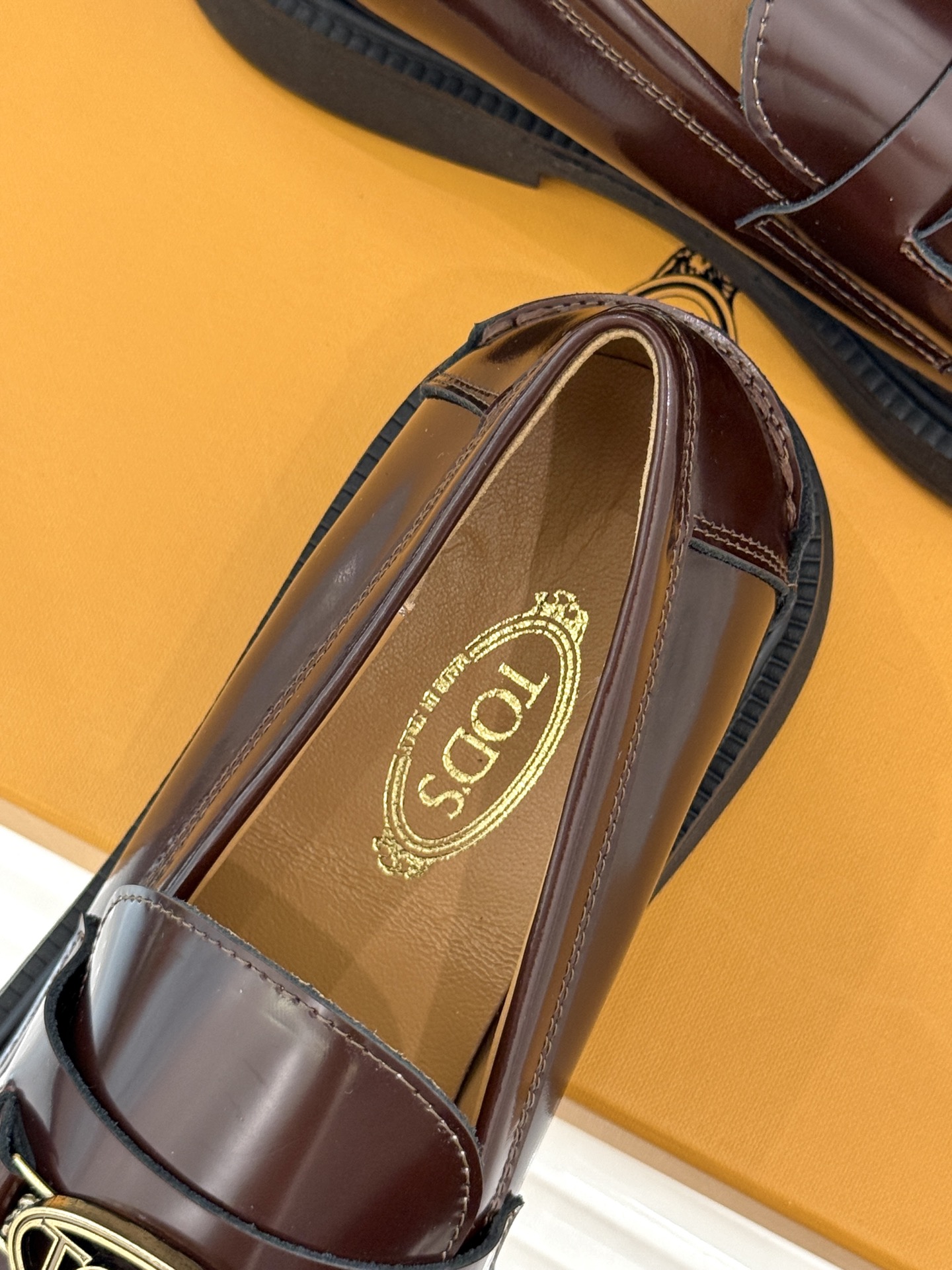 
TOD'S 经典金属扣复古厚底乐福鞋
它以经典英伦风格为骨
鞋面上那标志性的金属扣
无疑是这双鞋的灵魂