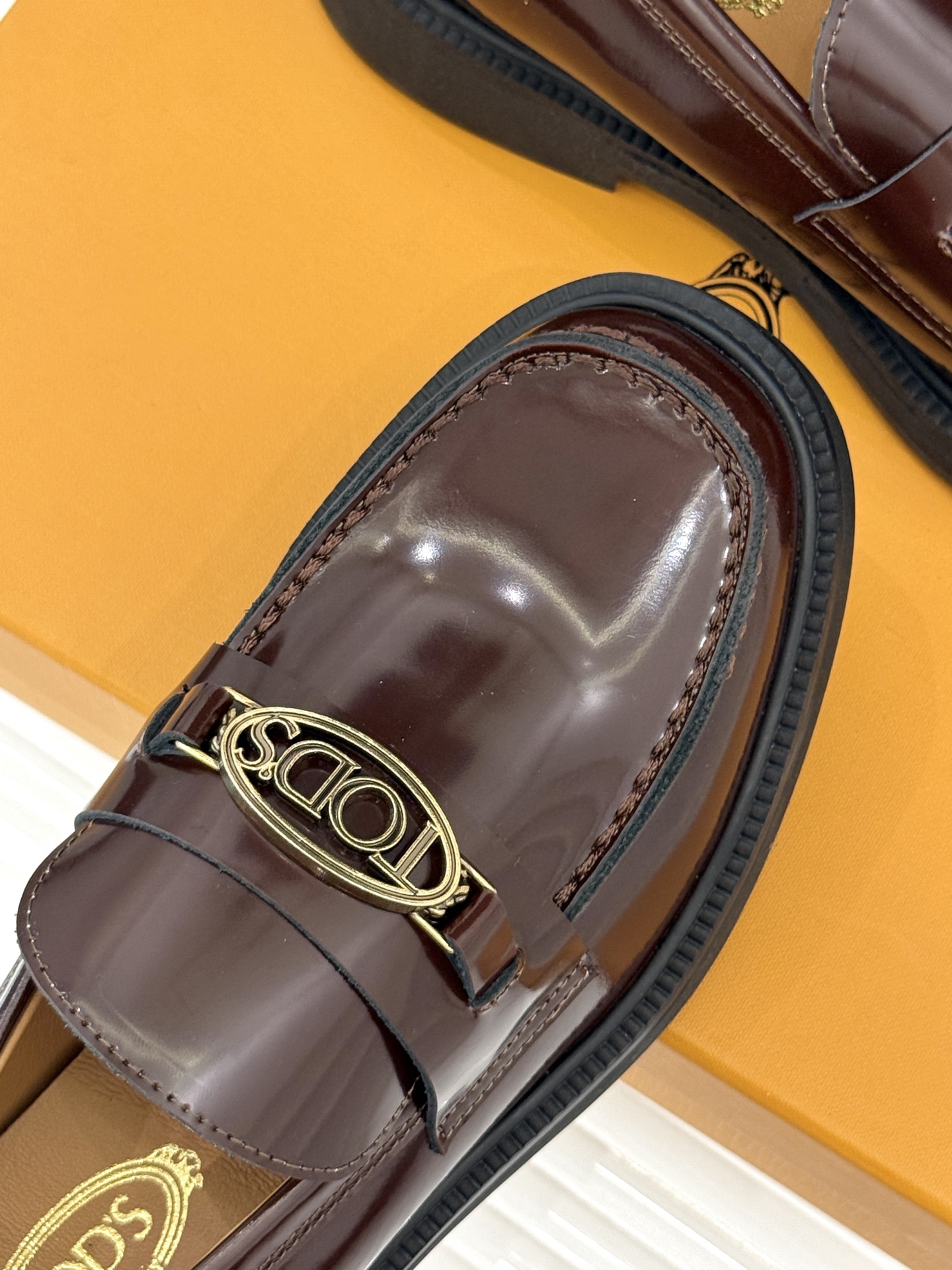 
TOD'S 经典金属扣复古厚底乐福鞋
它以经典英伦风格为骨
鞋面上那标志性的金属扣
无疑是这双鞋的灵魂