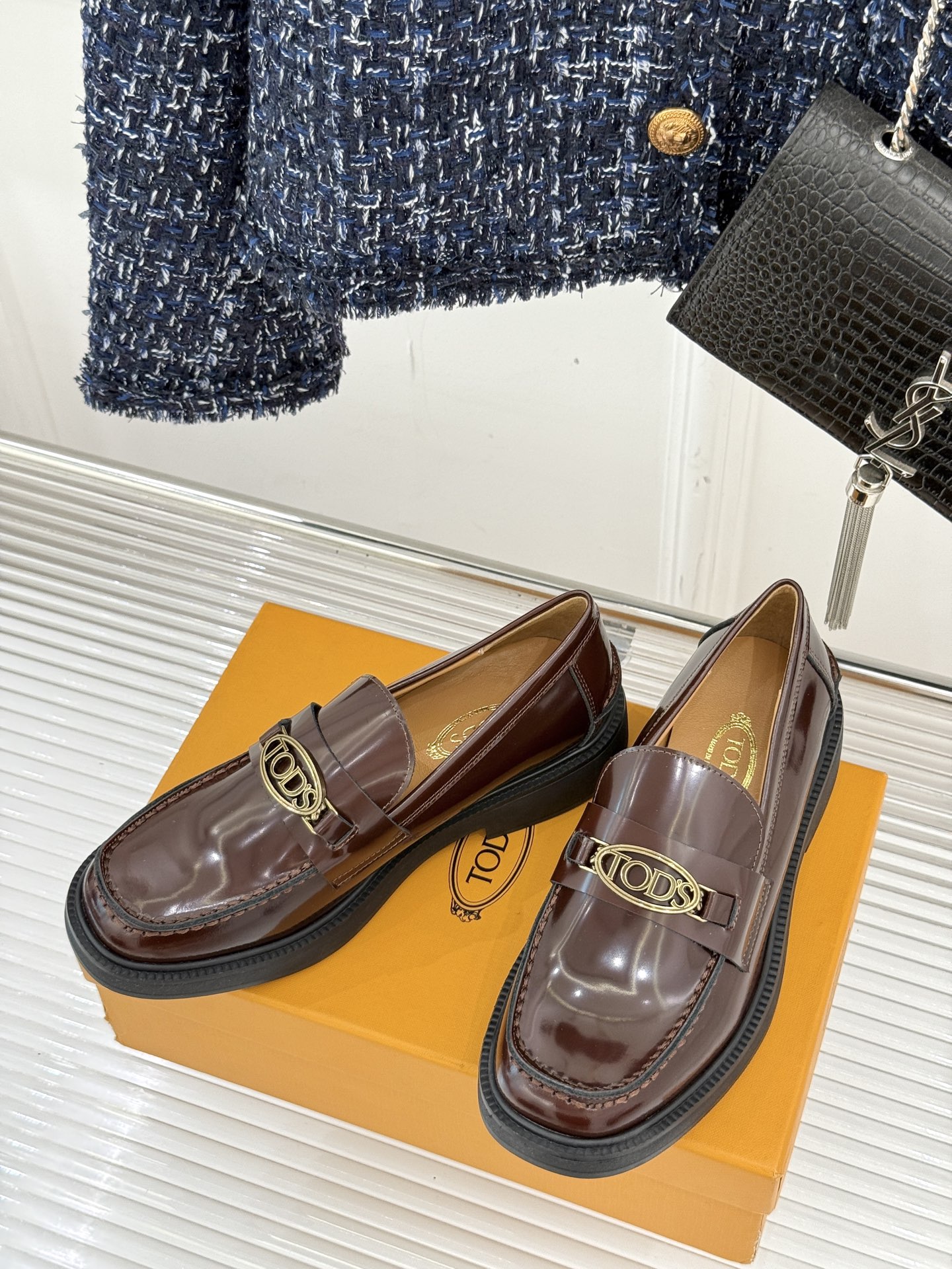 
TOD'S 经典金属扣复古厚底乐福鞋
它以经典英伦风格为骨
鞋面上那标志性的金属扣
无疑是这双鞋的灵魂