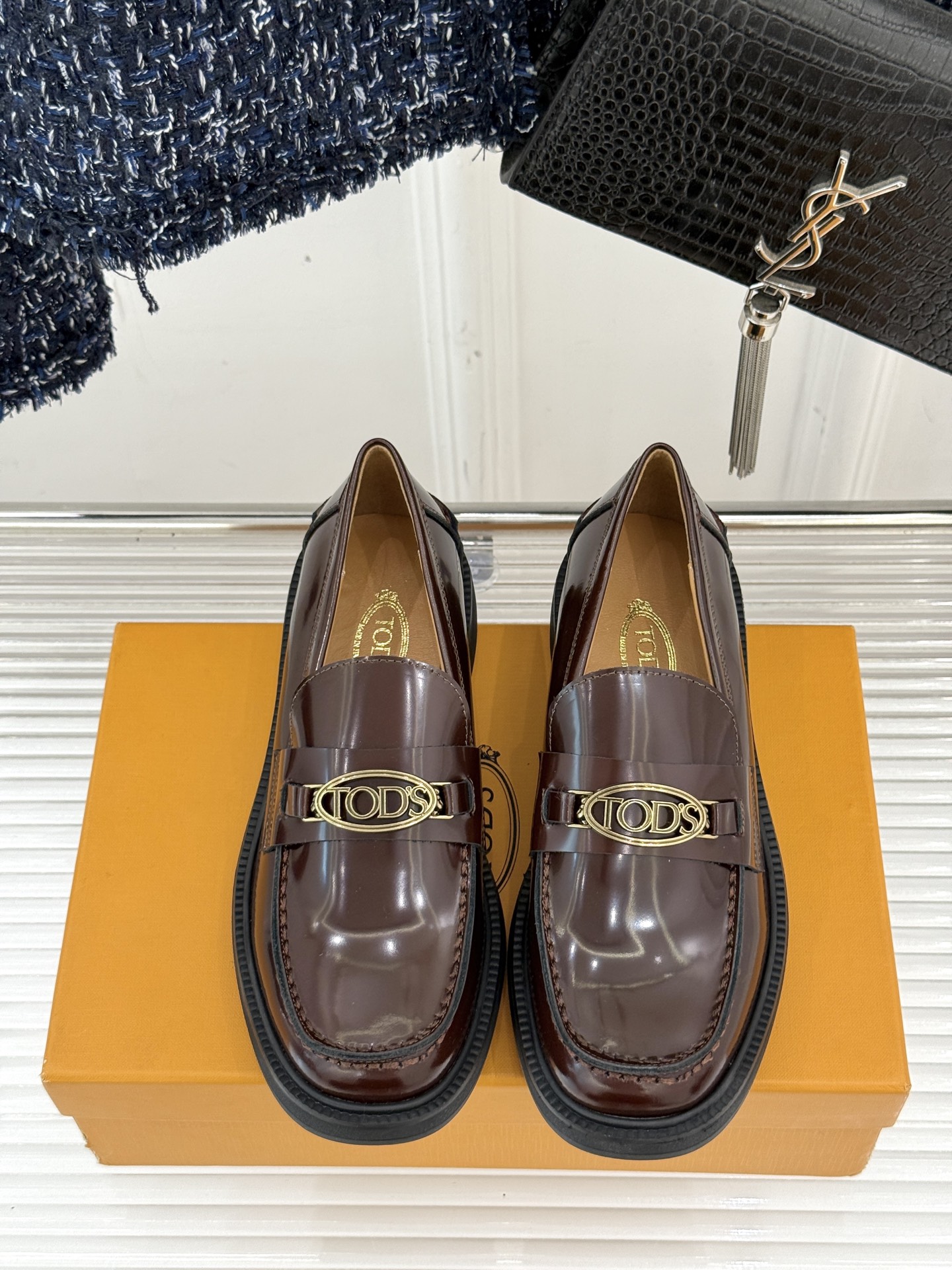 
TOD'S 经典金属扣复古厚底乐福鞋
它以经典英伦风格为骨
鞋面上那标志性的金属扣
无疑是这双鞋的灵魂