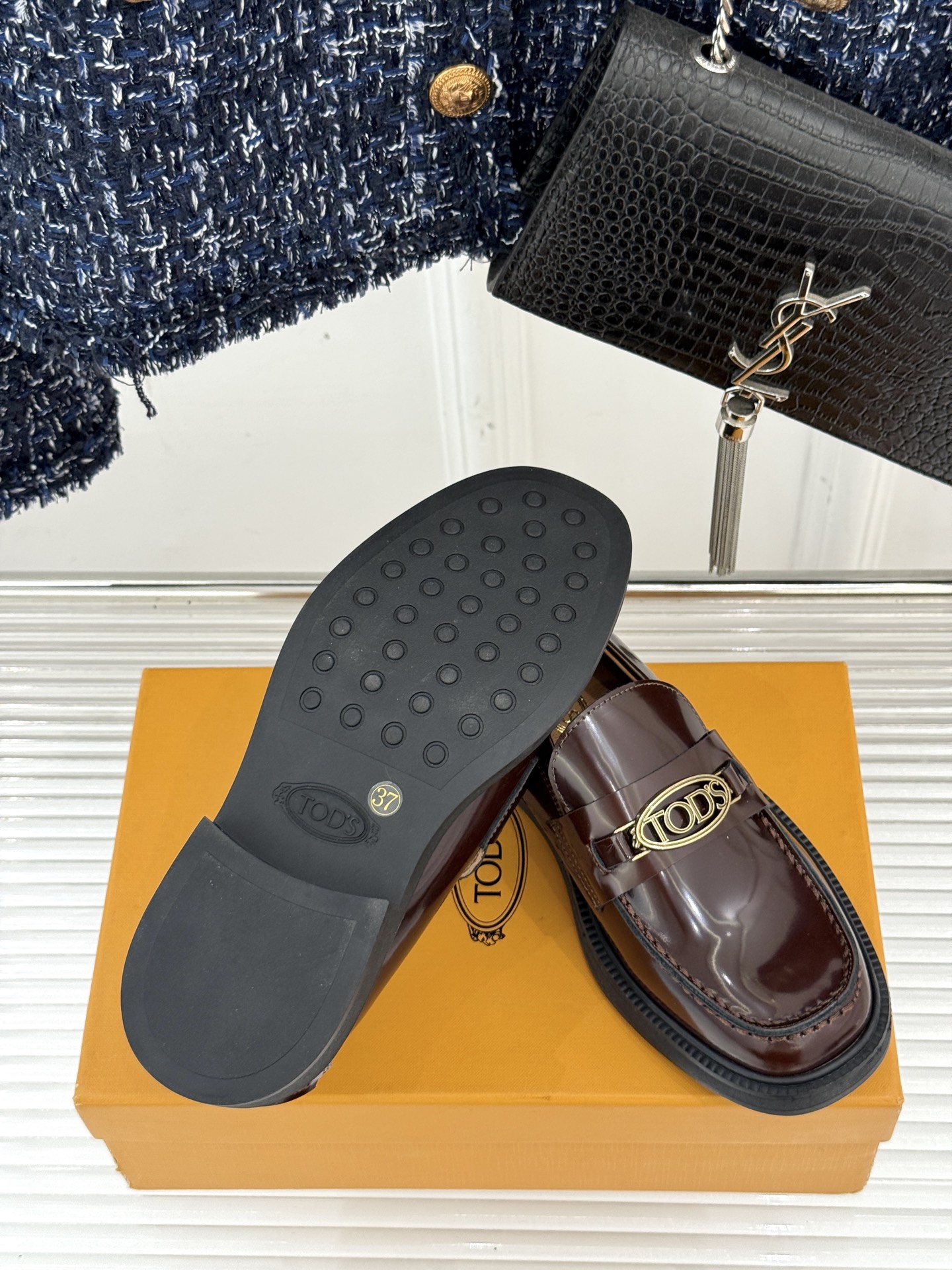 
TOD'S 经典金属扣复古厚底乐福鞋
它以经典英伦风格为骨
鞋面上那标志性的金属扣
无疑是这双鞋的灵魂