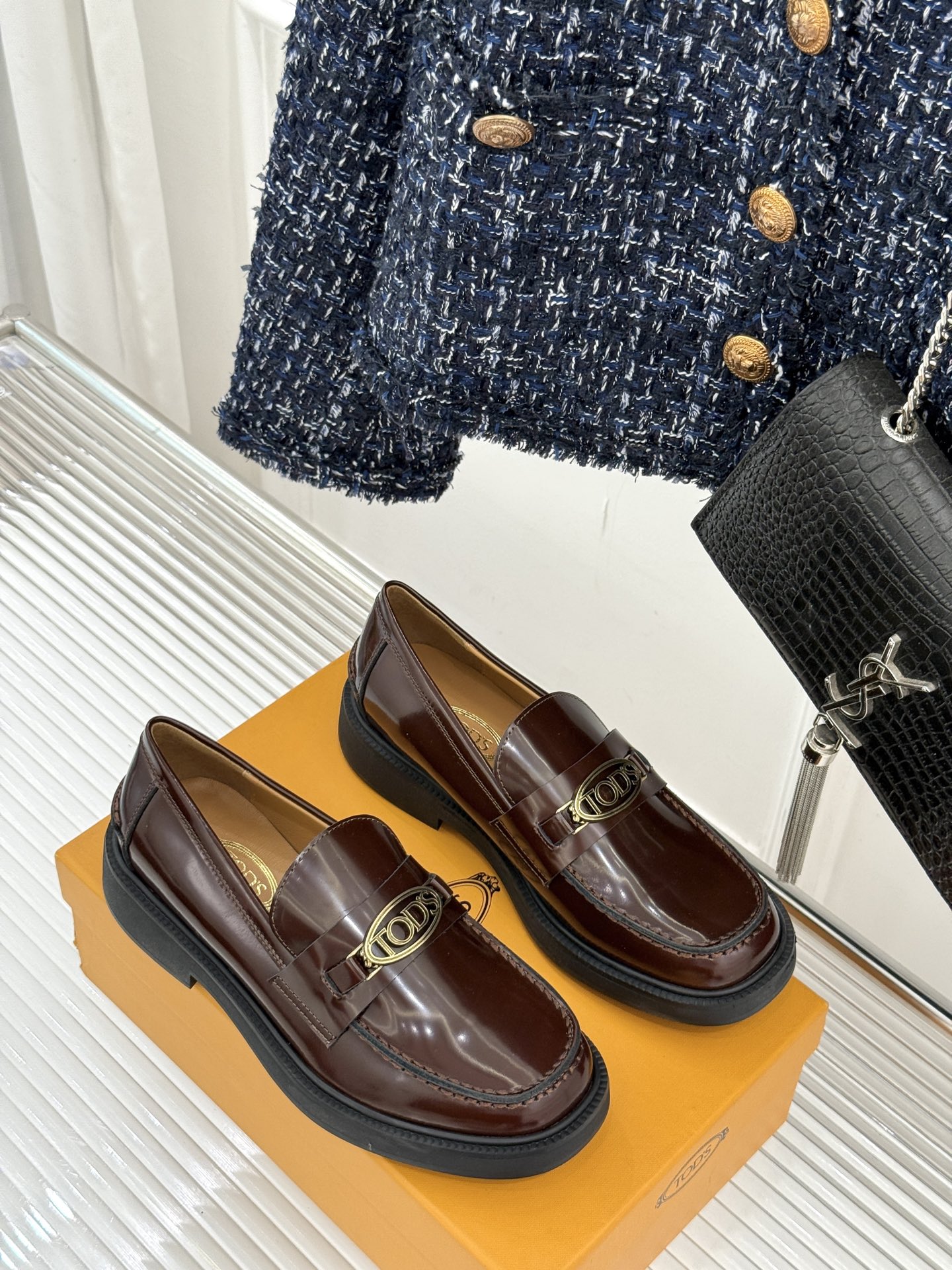 
TOD'S 经典金属扣复古厚底乐福鞋
它以经典英伦风格为骨
鞋面上那标志性的金属扣
无疑是这双鞋的灵魂