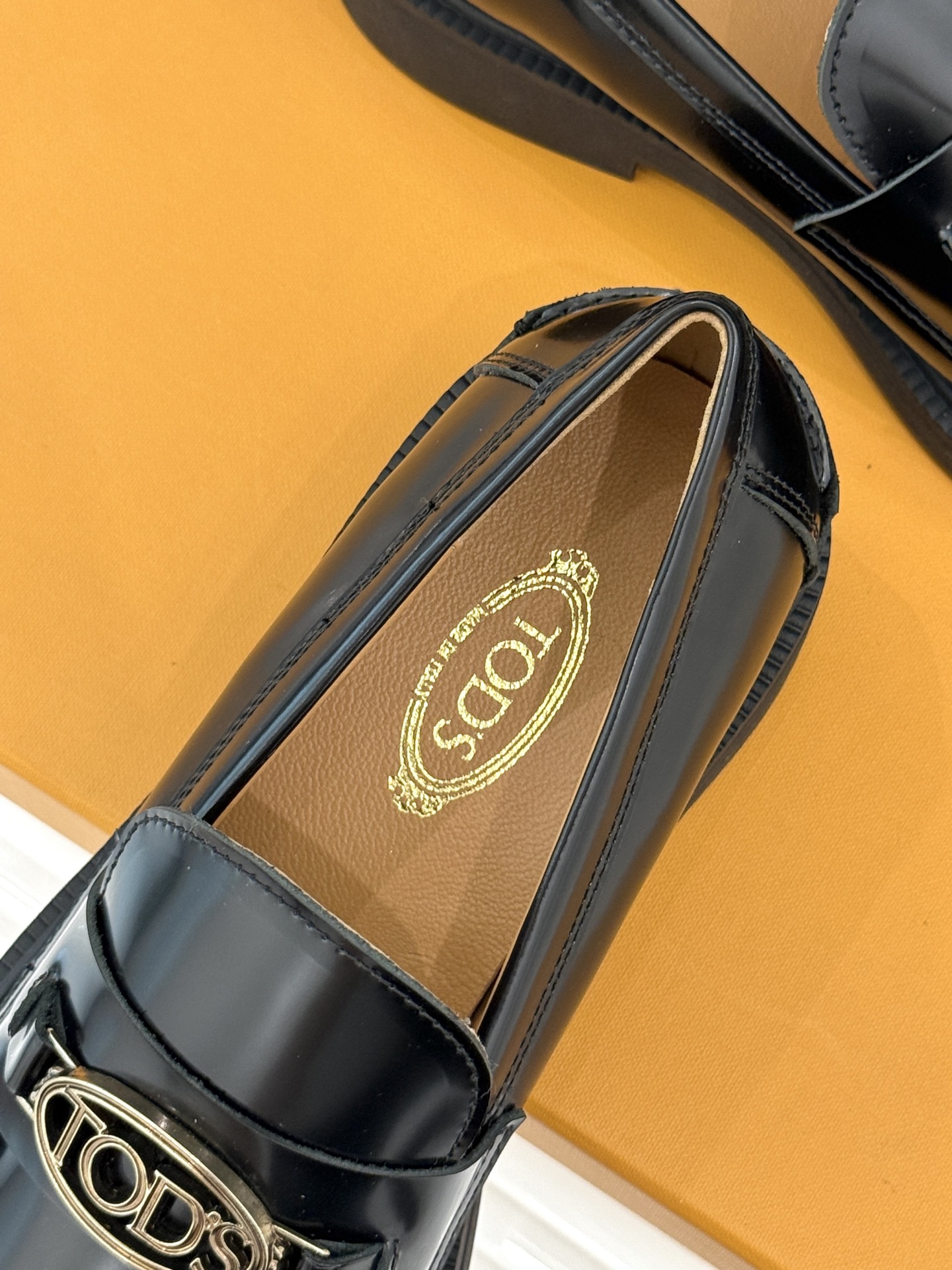 
TOD'S 经典金属扣复古厚底乐福鞋
它以经典英伦风格为骨
鞋面上那标志性的金属扣
无疑是这双鞋的灵魂
