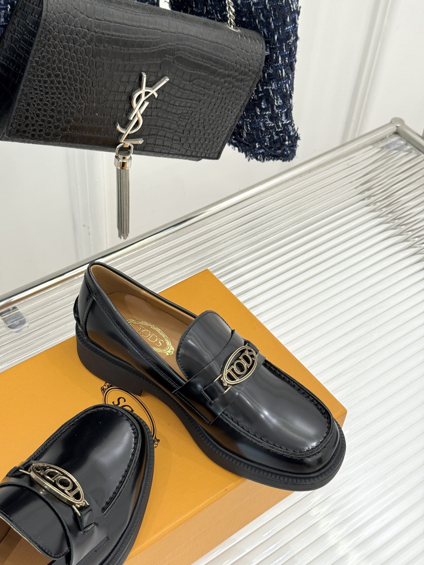 
TOD'S 经典金属扣复古厚底乐福鞋
它以经典英伦风格为骨
鞋面上那标志性的金属扣
无疑是这双鞋的灵魂