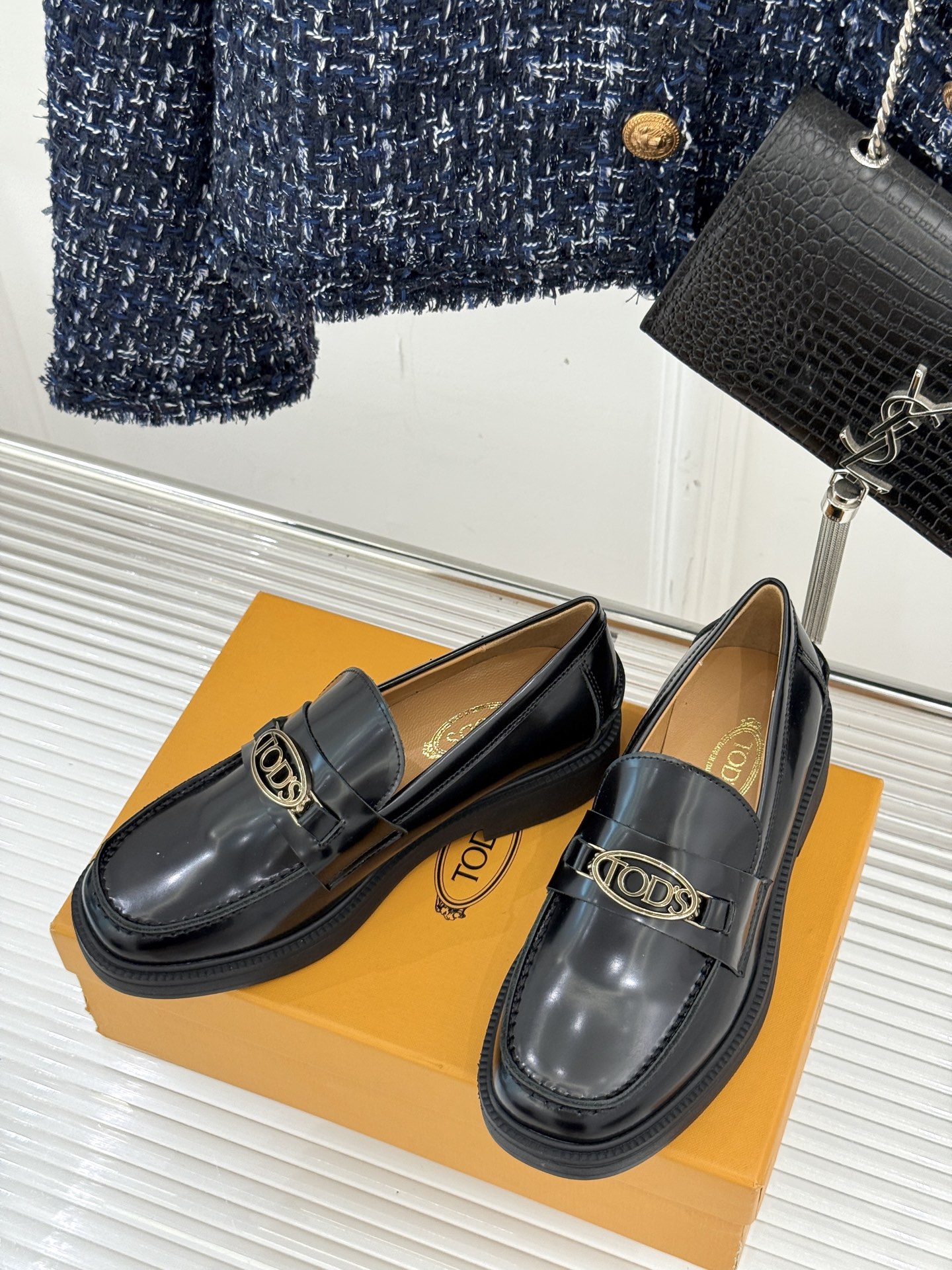 
TOD'S 经典金属扣复古厚底乐福鞋
它以经典英伦风格为骨
鞋面上那标志性的金属扣
无疑是这双鞋的灵魂