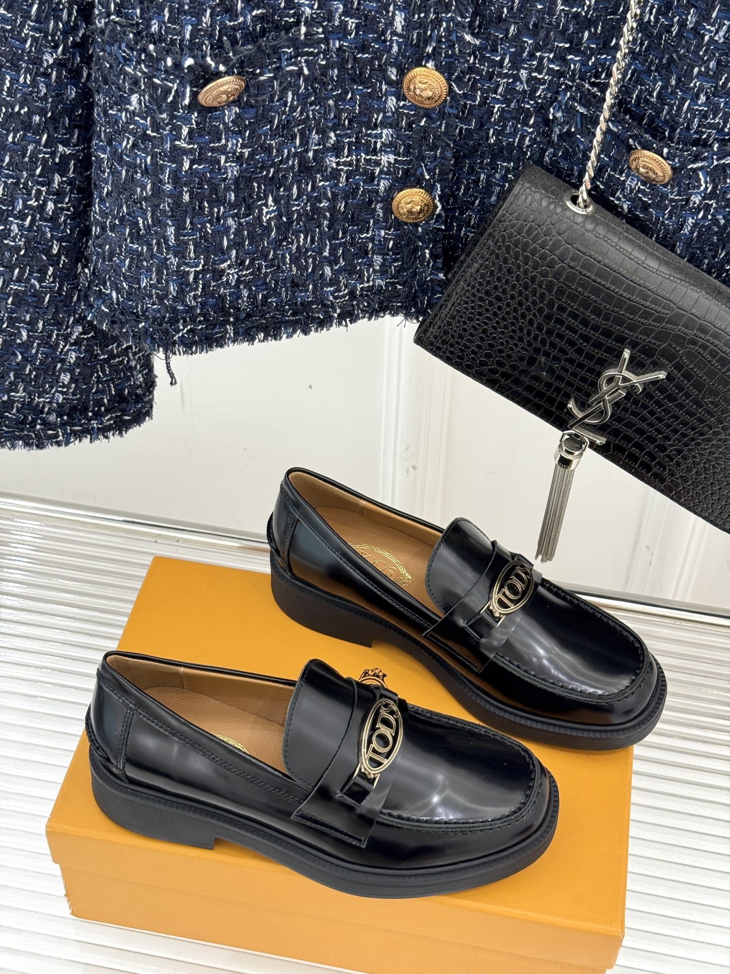 
TOD'S 经典金属扣复古厚底乐福鞋
它以经典英伦风格为骨
鞋面上那标志性的金属扣
无疑是这双鞋的灵魂