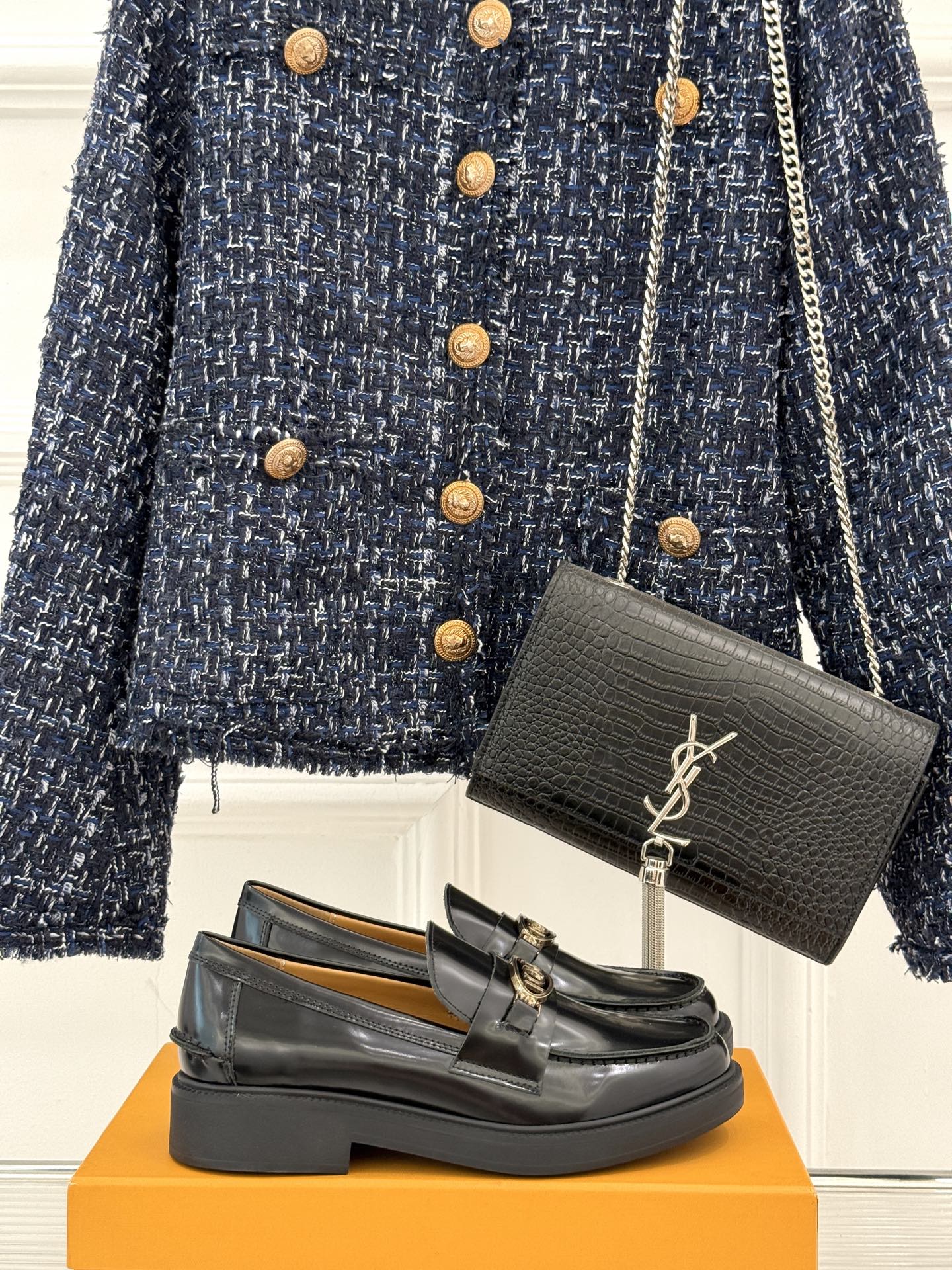 
TOD'S 经典金属扣复古厚底乐福鞋
它以经典英伦风格为骨
鞋面上那标志性的金属扣
无疑是这双鞋的灵魂