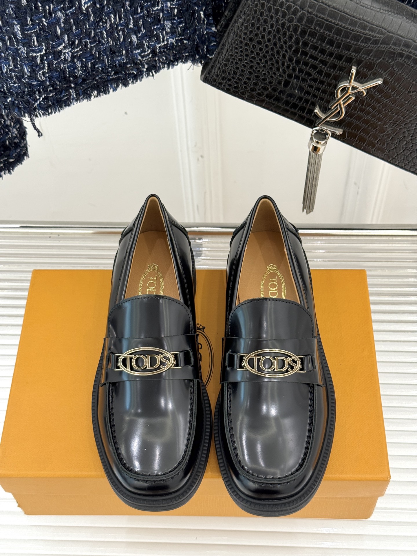 
TOD'S 经典金属扣复古厚底乐福鞋
它以经典英伦风格为骨
鞋面上那标志性的金属扣
无疑是这双鞋的灵魂