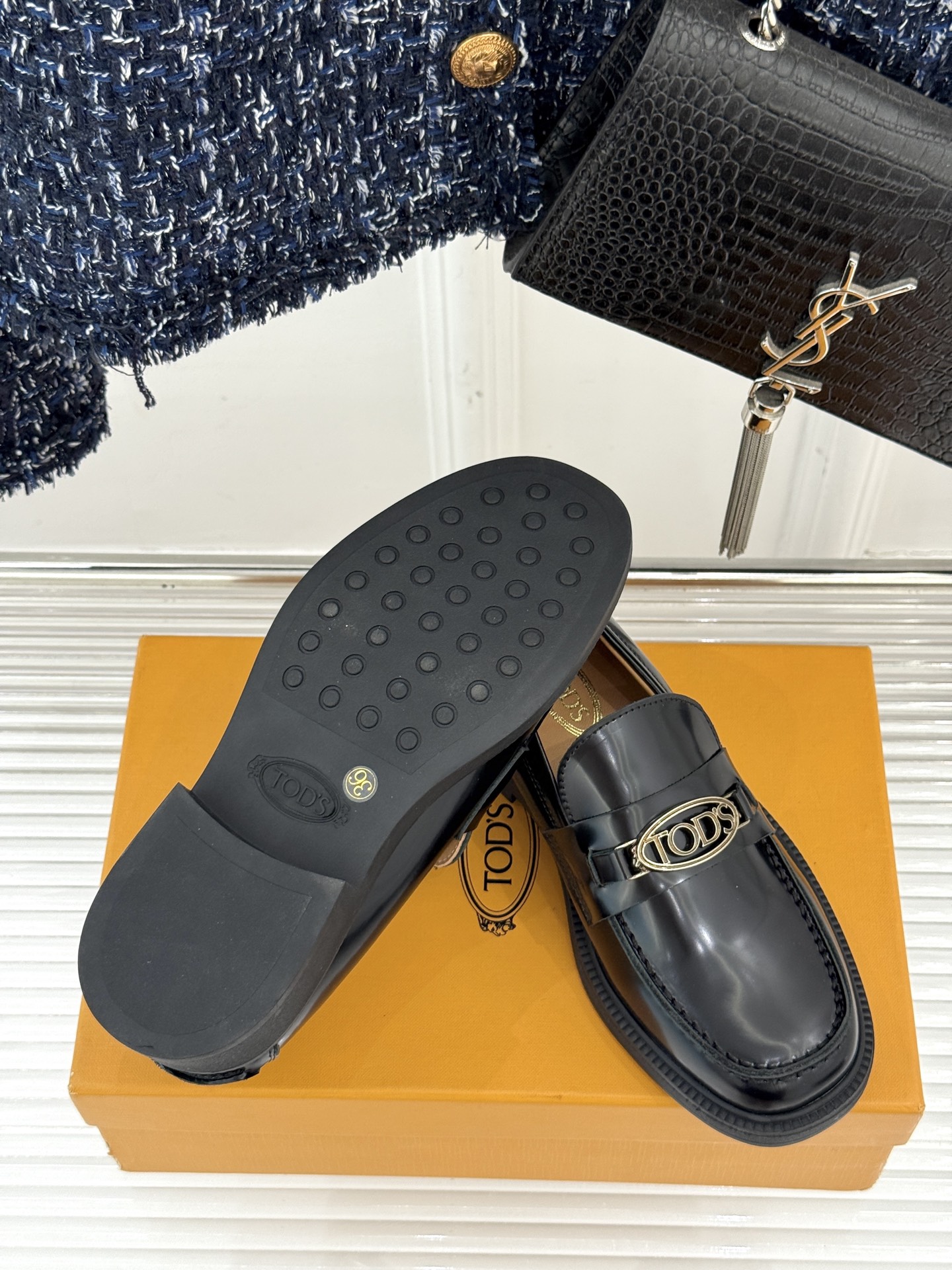 
TOD'S 经典金属扣复古厚底乐福鞋
它以经典英伦风格为骨
鞋面上那标志性的金属扣
无疑是这双鞋的灵魂