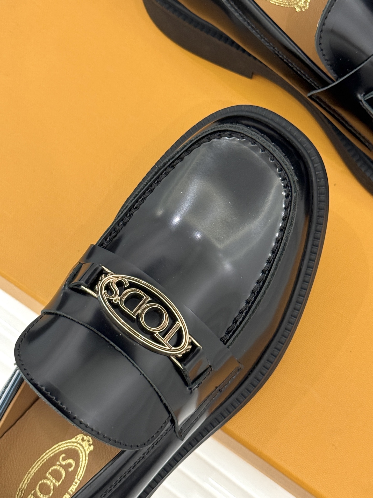 
TOD'S 经典金属扣复古厚底乐福鞋
它以经典英伦风格为骨
鞋面上那标志性的金属扣
无疑是这双鞋的灵魂