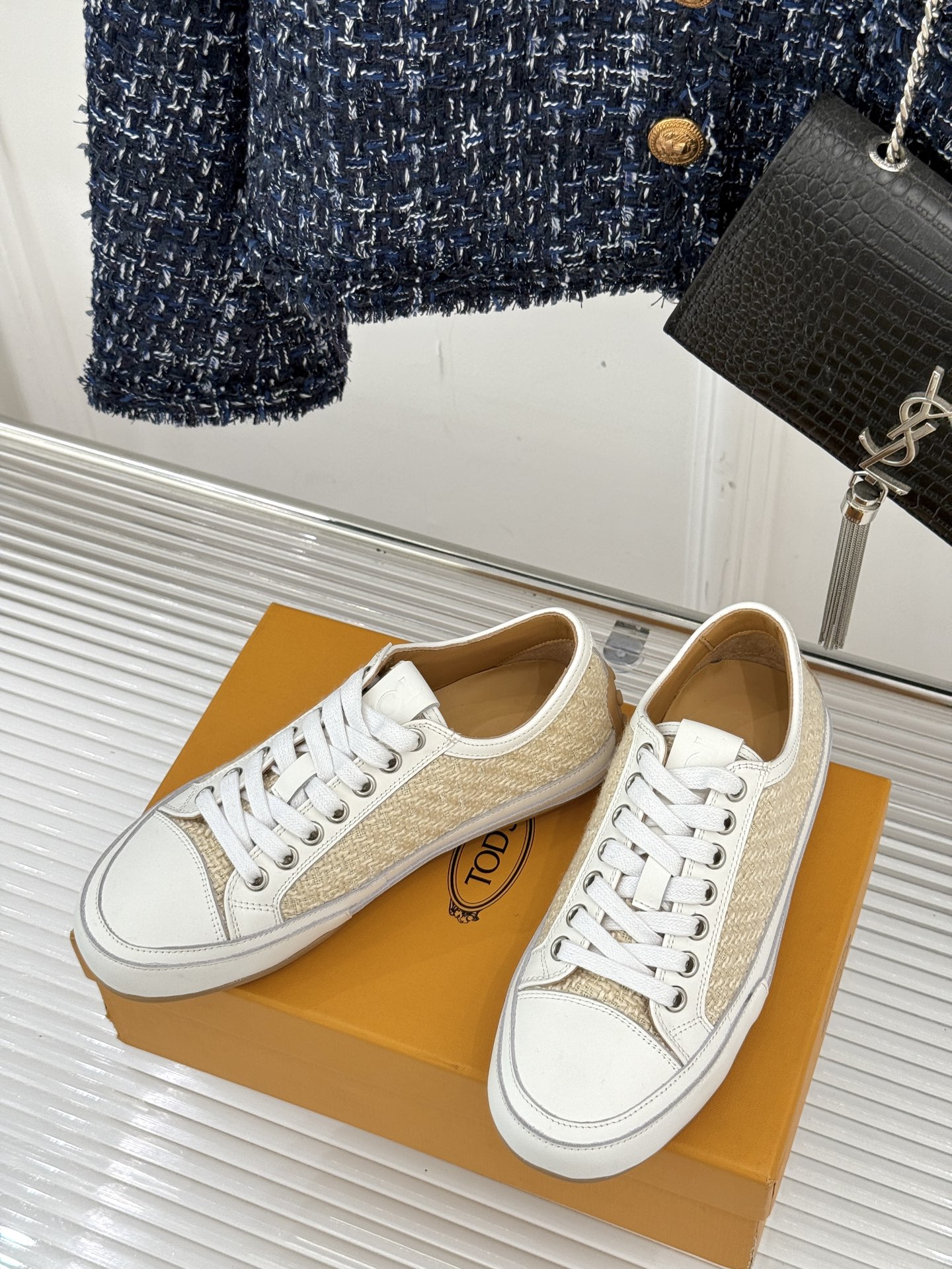 
TOD'S 25WF新品豆豆小白鞋
在春天这个充满诗意与浪漫的季节
当我第一次看到这双鞋就爱惨了
就被