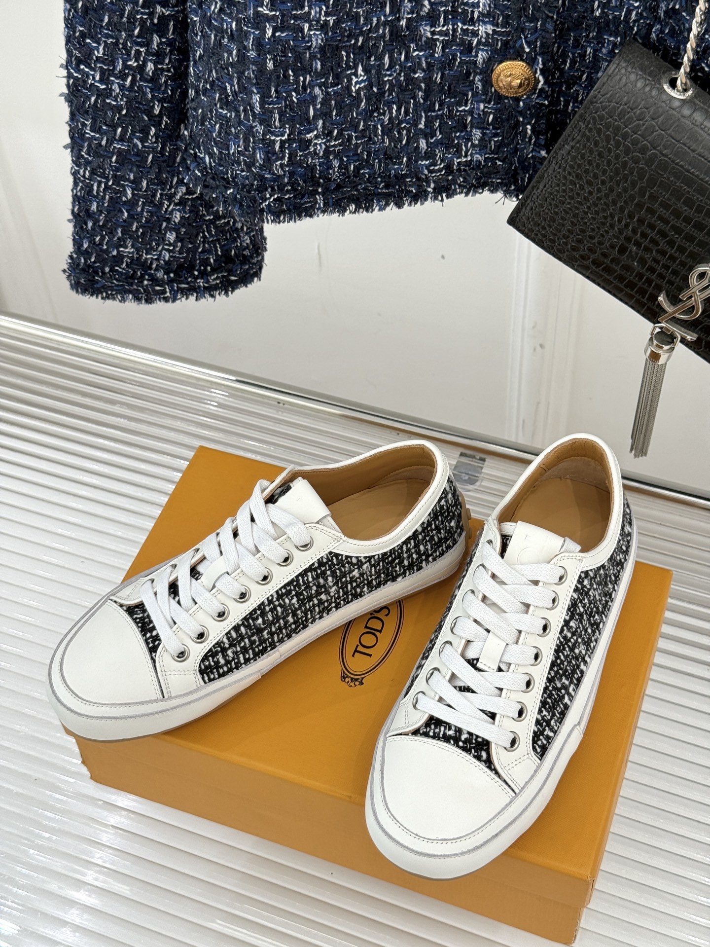 TOD'S 25WF新品豆豆小白鞋
在春天这个充满诗意与浪漫的季节
当我第一次看到这双鞋就爱惨了
就被