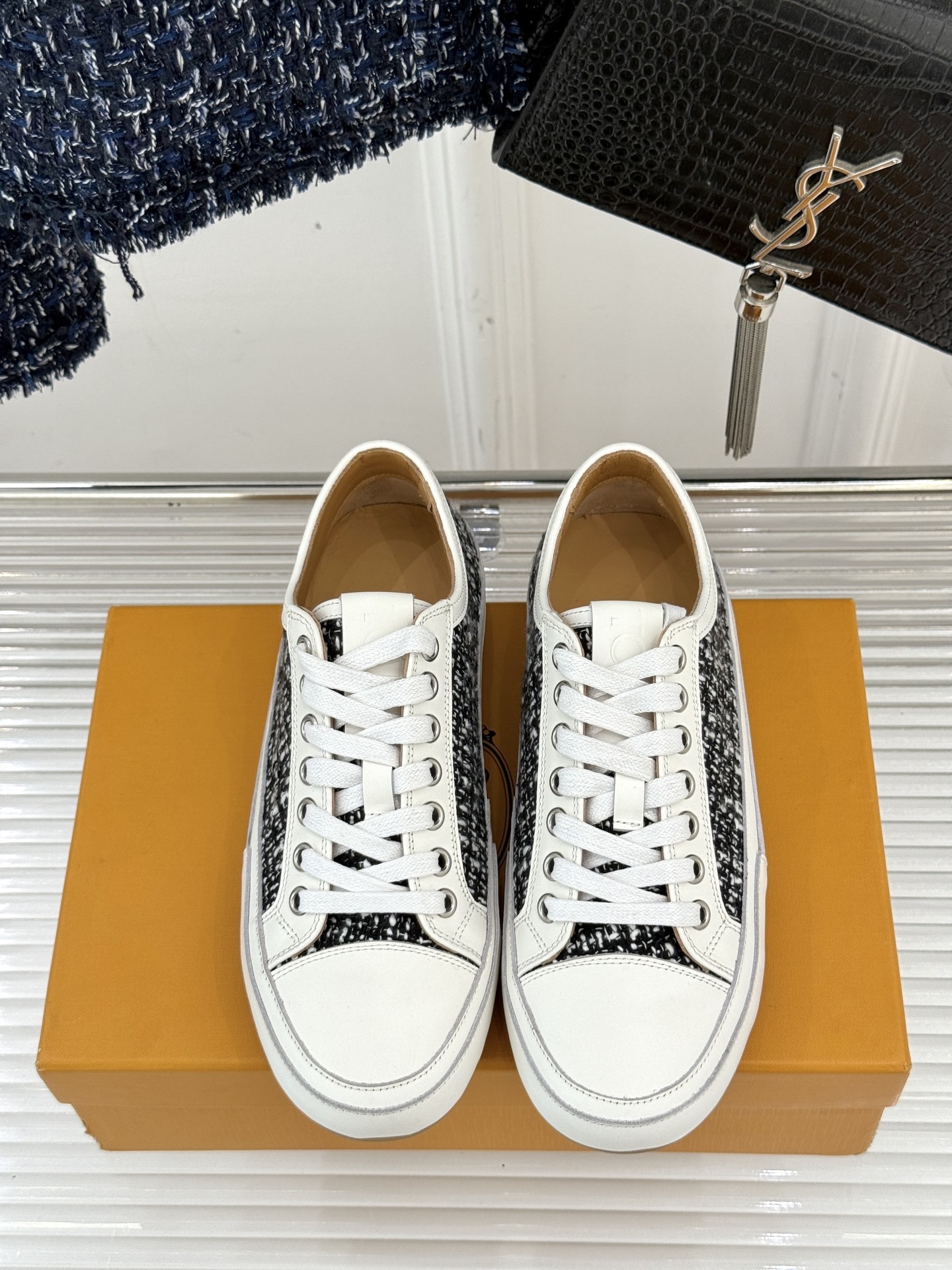 TOD'S 25WF新品豆豆小白鞋
在春天这个充满诗意与浪漫的季节
当我第一次看到这双鞋就爱惨了
就被