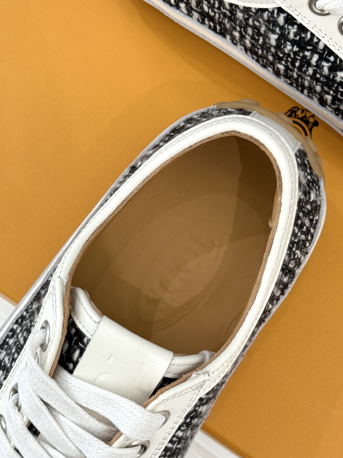 TOD'S 25WF新品豆豆小白鞋
在春天这个充满诗意与浪漫的季节
当我第一次看到这双鞋就爱惨了
就被