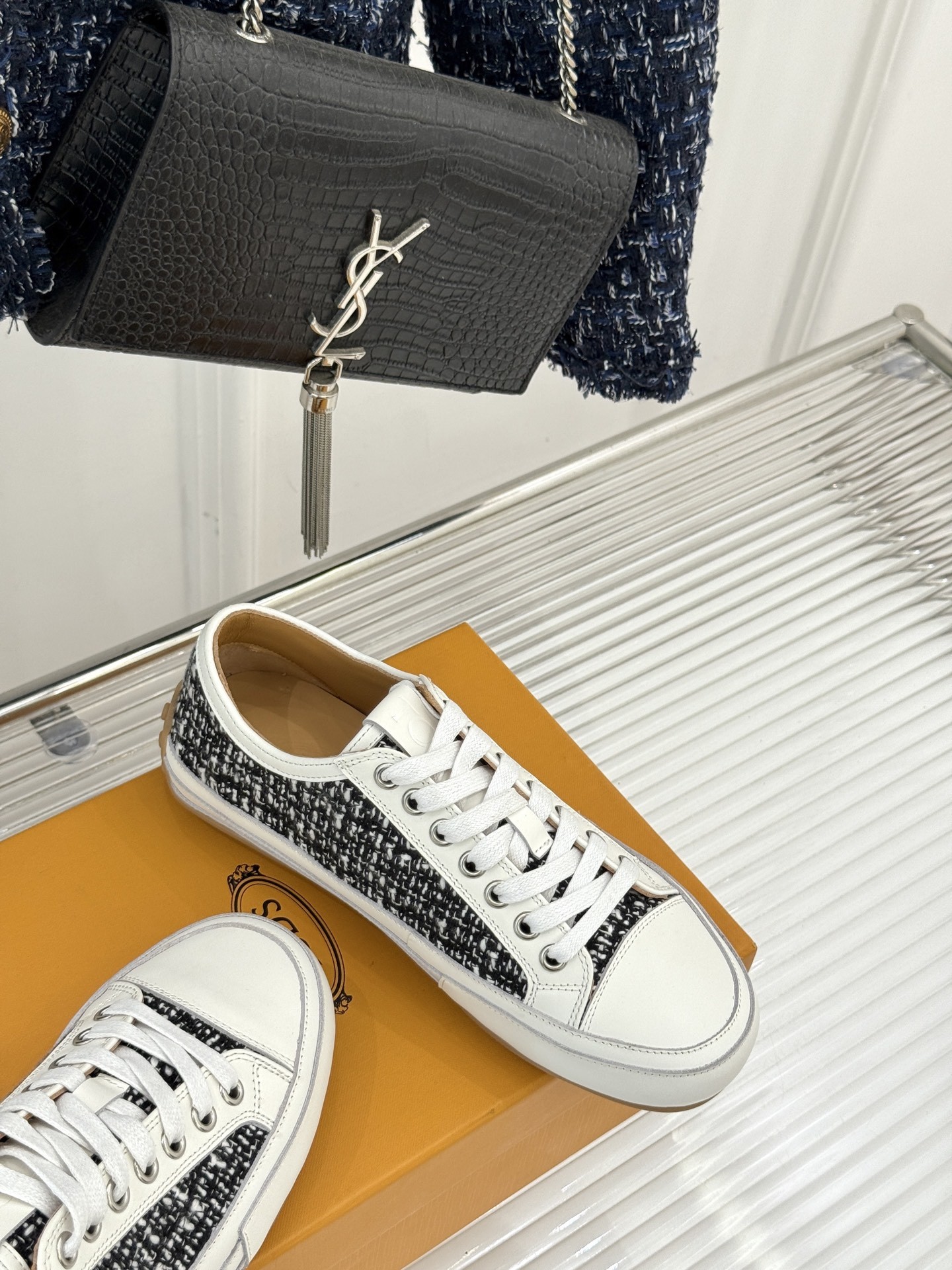 TOD'S 25WF新品豆豆小白鞋
在春天这个充满诗意与浪漫的季节
当我第一次看到这双鞋就爱惨了
就被
