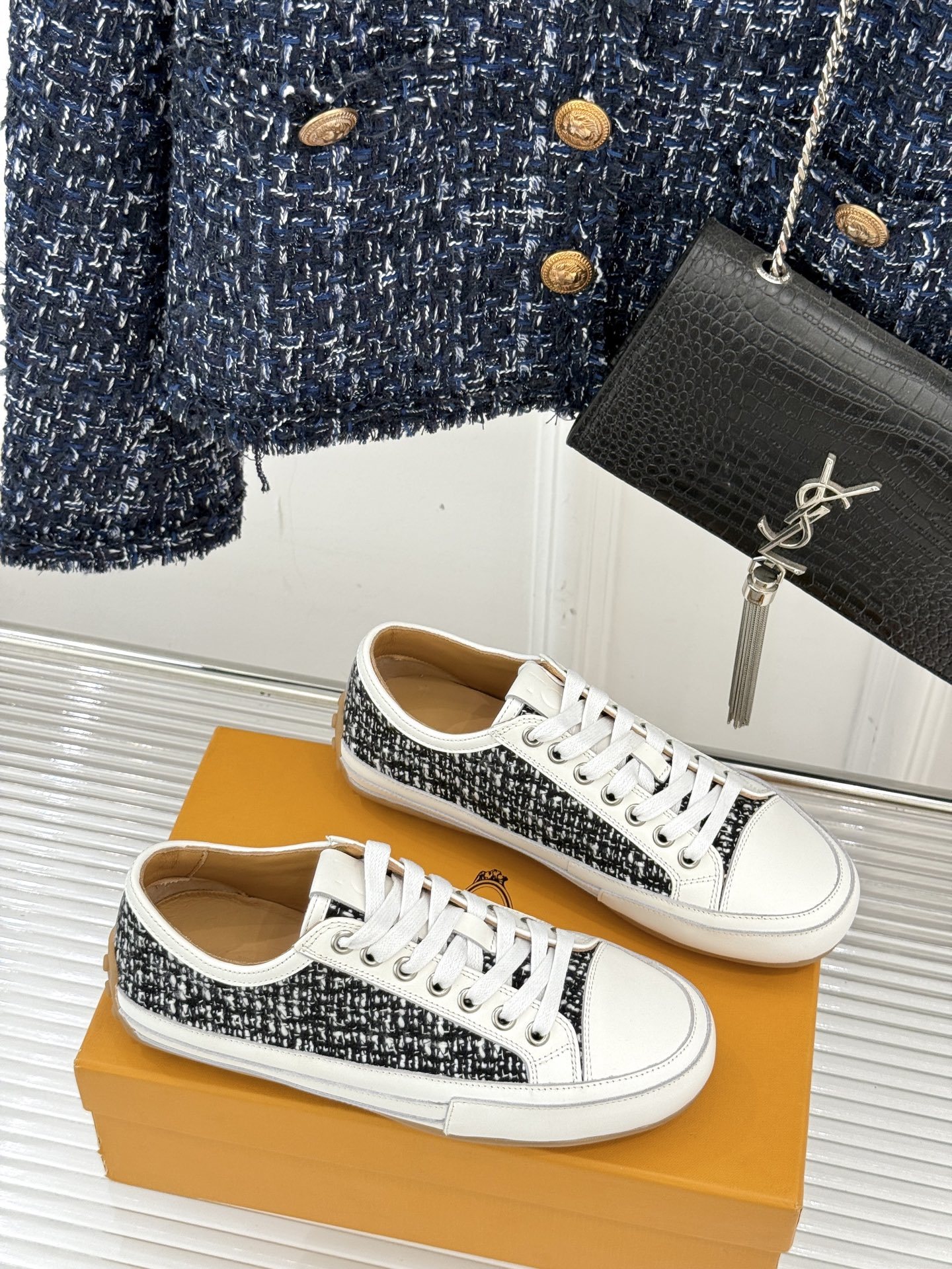 TOD'S 25WF新品豆豆小白鞋
在春天这个充满诗意与浪漫的季节
当我第一次看到这双鞋就爱惨了
就被
