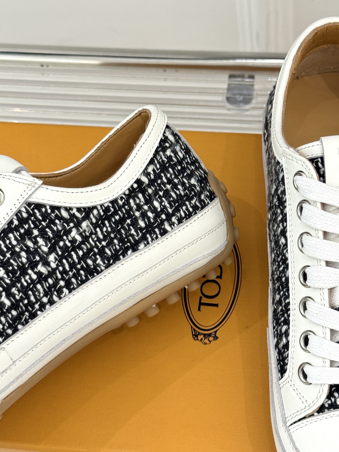 TOD'S 25WF新品豆豆小白鞋
在春天这个充满诗意与浪漫的季节
当我第一次看到这双鞋就爱惨了
就被