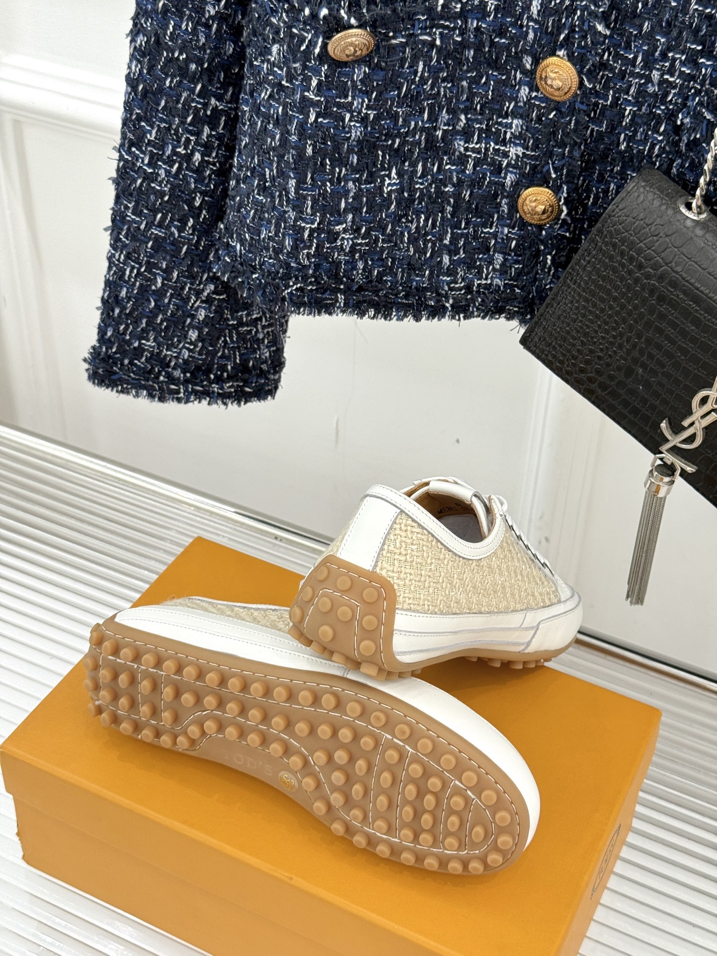 
TOD'S 25WF新品豆豆小白鞋
在春天这个充满诗意与浪漫的季节
当我第一次看到这双鞋就爱惨了
就被
