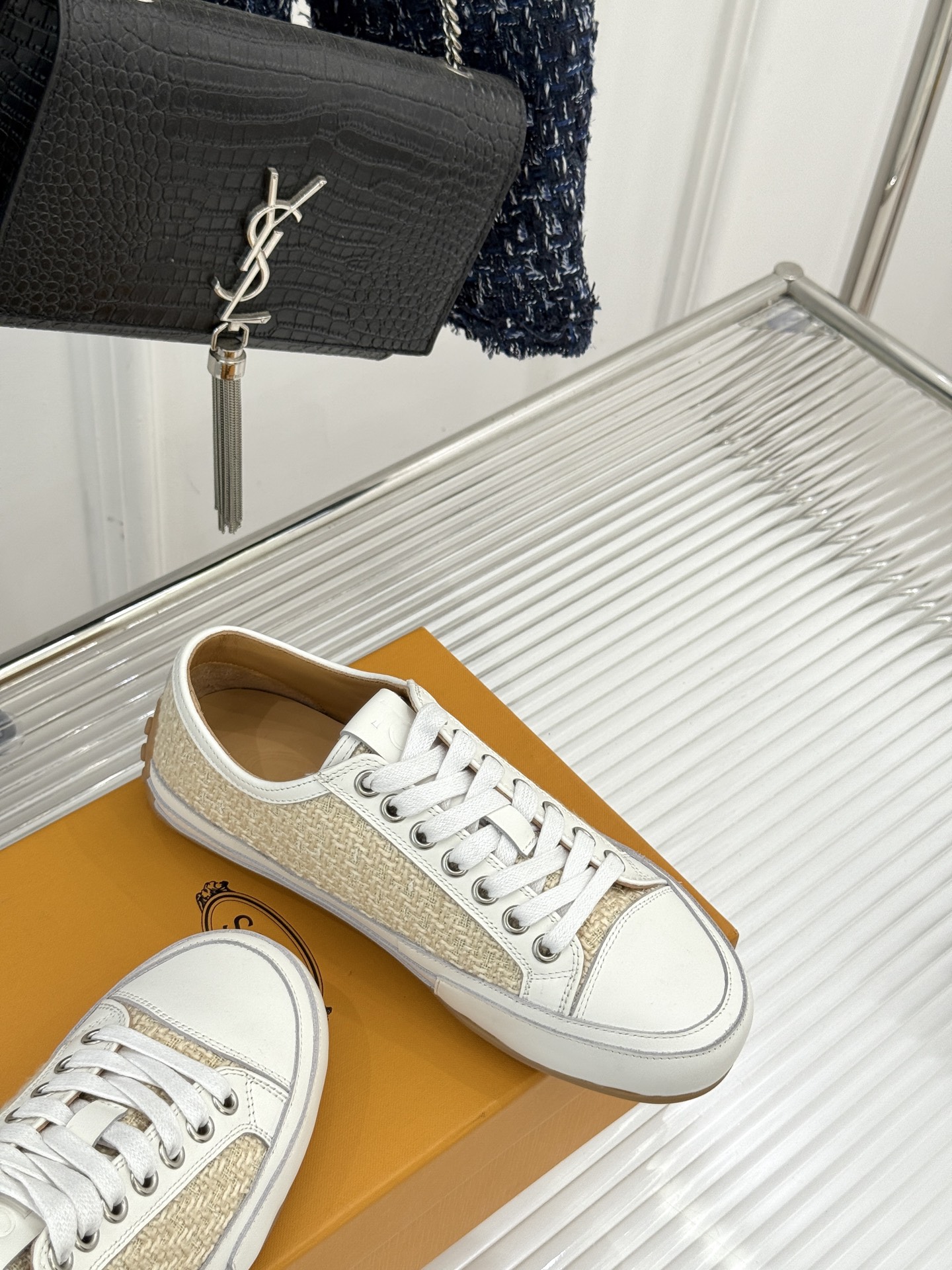 
TOD'S 25WF新品豆豆小白鞋
在春天这个充满诗意与浪漫的季节
当我第一次看到这双鞋就爱惨了
就被