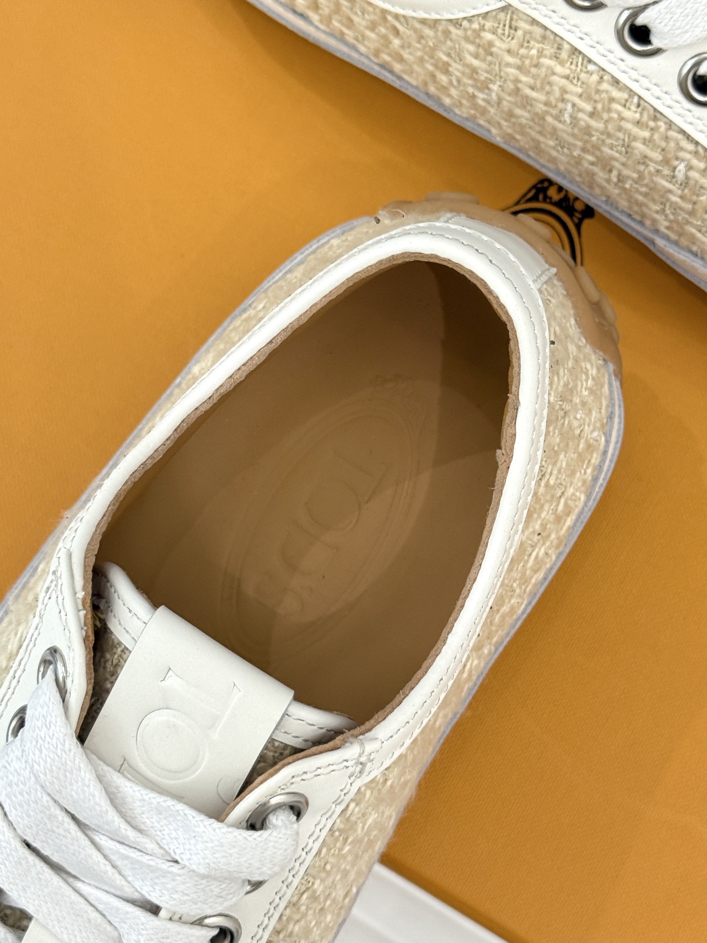 
TOD'S 25WF新品豆豆小白鞋
在春天这个充满诗意与浪漫的季节
当我第一次看到这双鞋就爱惨了
就被