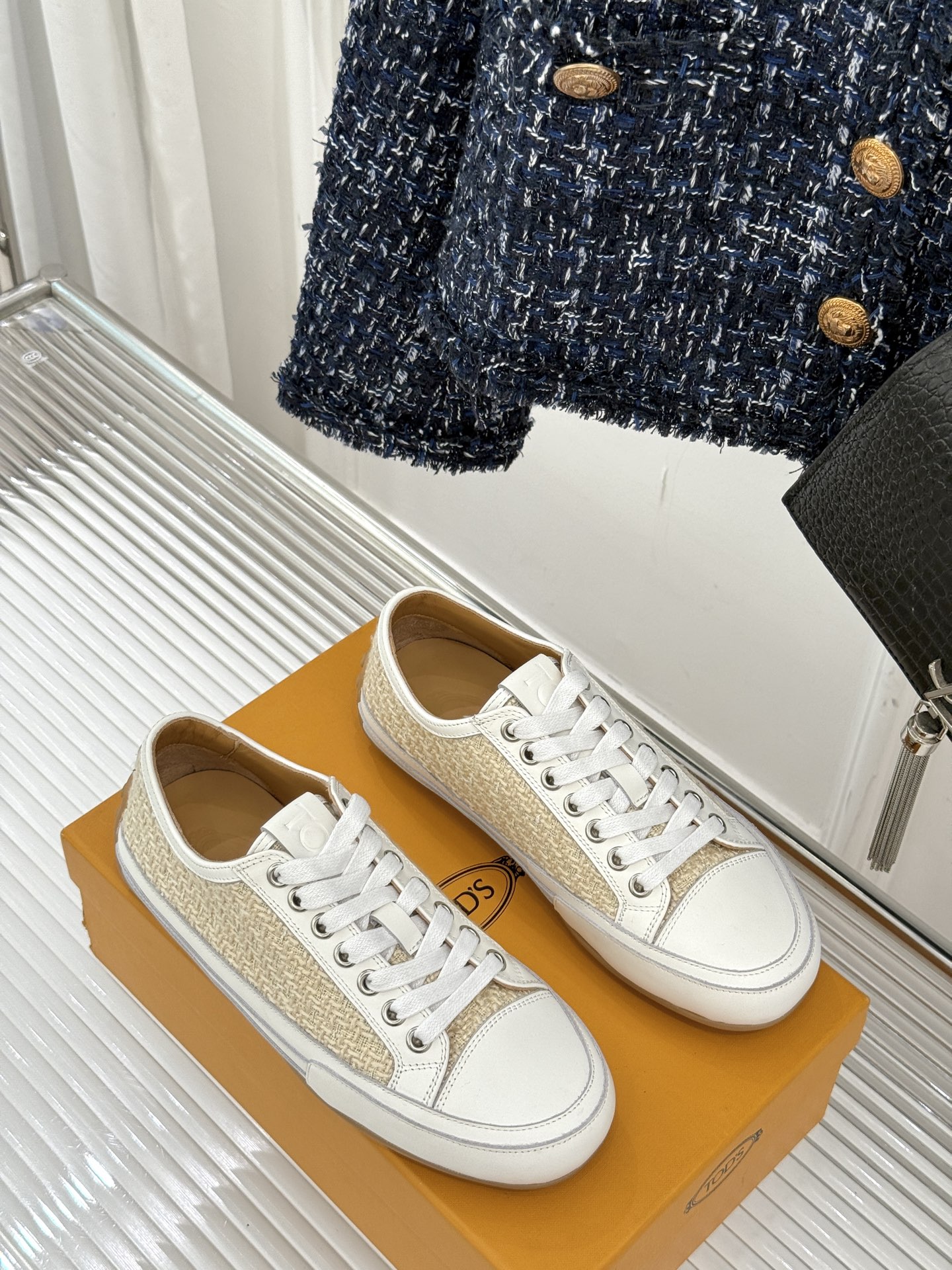 
TOD'S 25WF新品豆豆小白鞋
在春天这个充满诗意与浪漫的季节
当我第一次看到这双鞋就爱惨了
就被