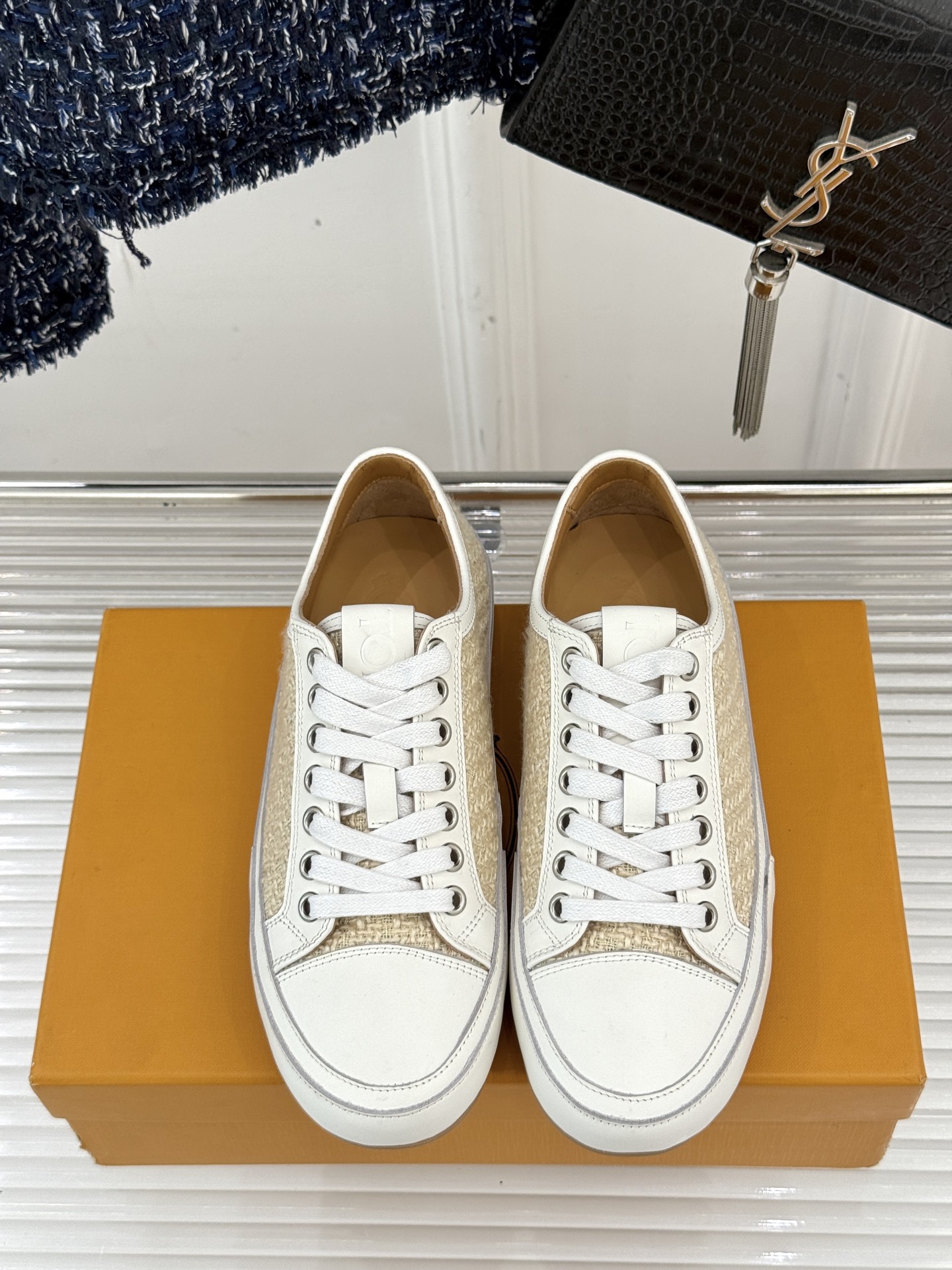 
TOD'S 25WF新品豆豆小白鞋
在春天这个充满诗意与浪漫的季节
当我第一次看到这双鞋就爱惨了
就被