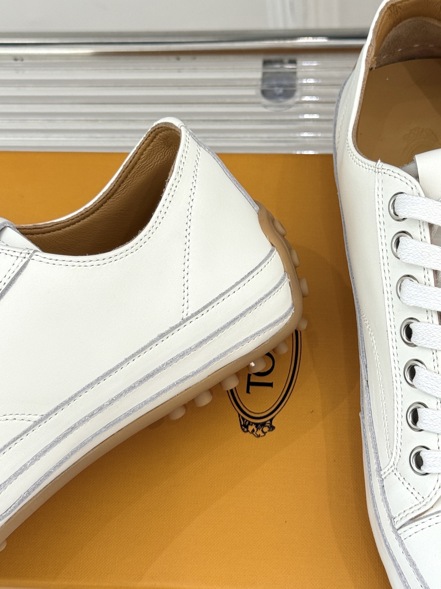 TOD'S 25WF新品豆豆小白鞋
在春天这个充满诗意与浪漫的季节
当我第一次看到这双鞋就爱惨了
就被