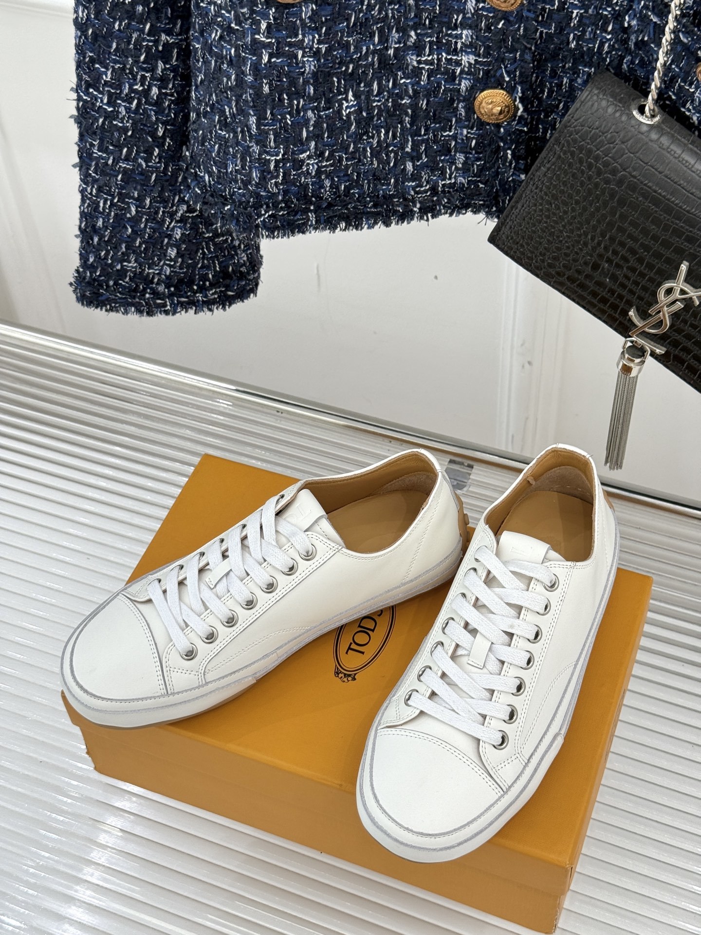 TOD'S 25WF新品豆豆小白鞋
在春天这个充满诗意与浪漫的季节
当我第一次看到这双鞋就爱惨了
就被