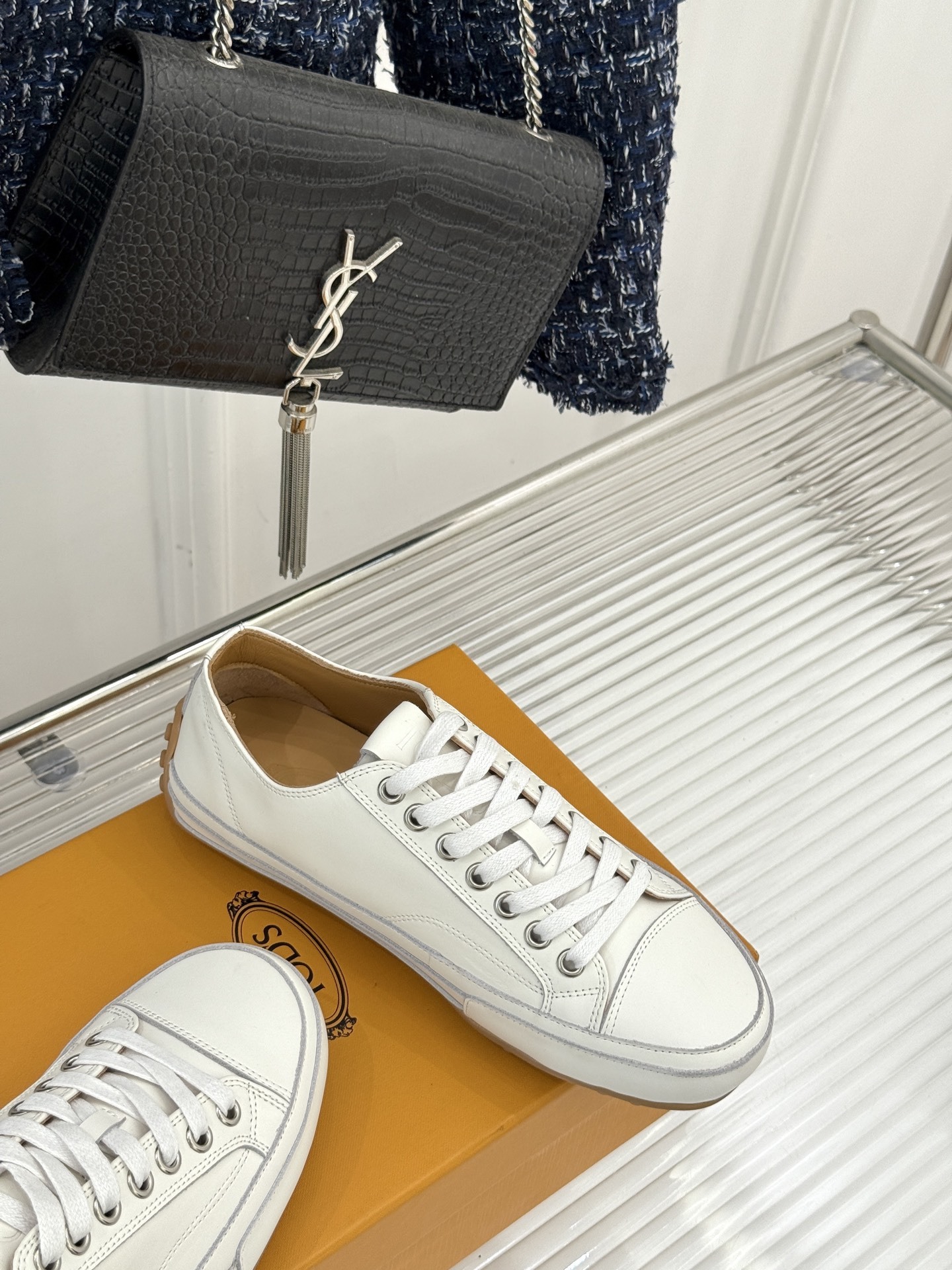 TOD'S 25WF新品豆豆小白鞋
在春天这个充满诗意与浪漫的季节
当我第一次看到这双鞋就爱惨了
就被
