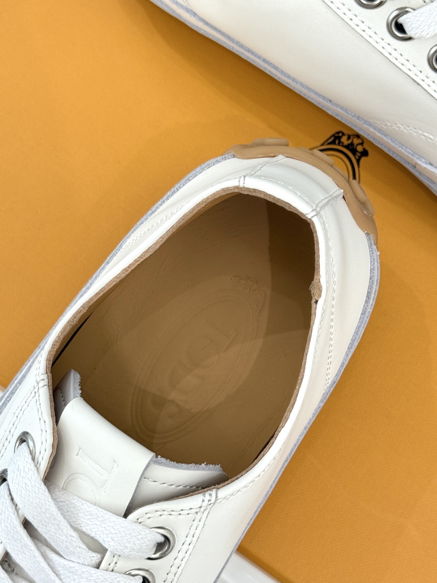 TOD'S 25WF新品豆豆小白鞋
在春天这个充满诗意与浪漫的季节
当我第一次看到这双鞋就爱惨了
就被