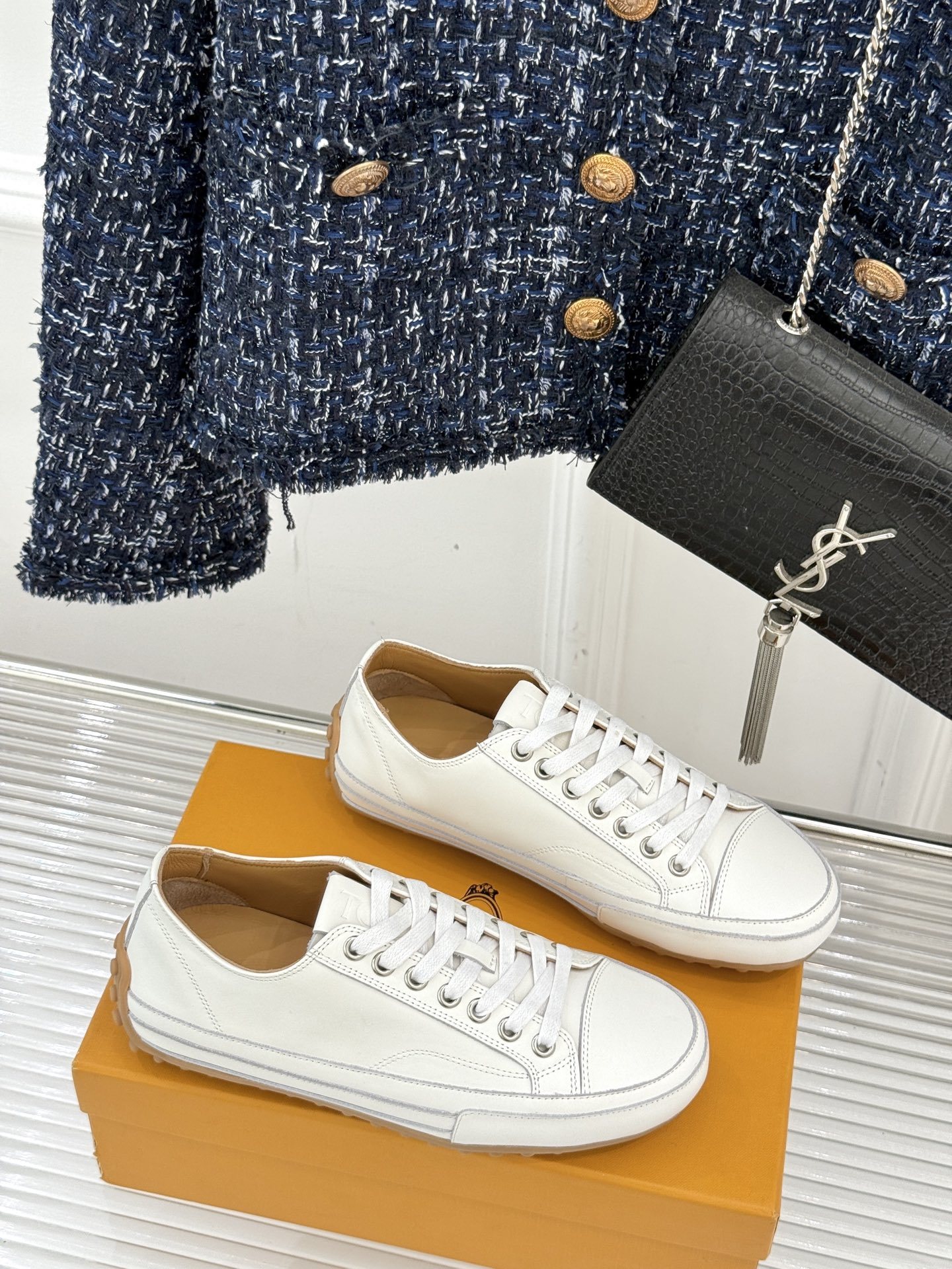 TOD'S 25WF新品豆豆小白鞋
在春天这个充满诗意与浪漫的季节
当我第一次看到这双鞋就爱惨了
就被