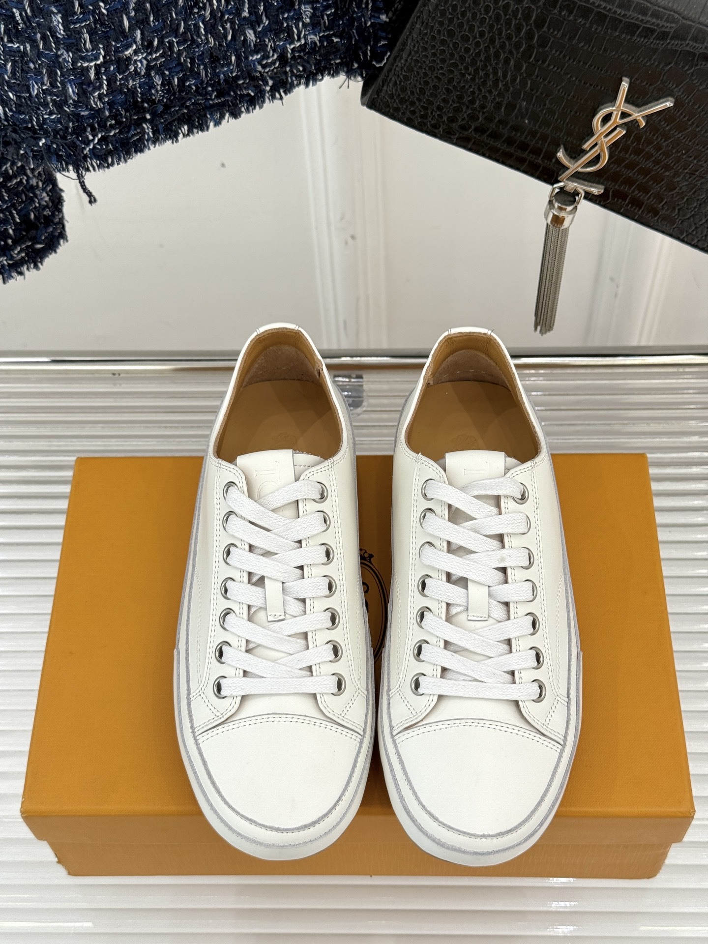 TOD'S 25WF新品豆豆小白鞋
在春天这个充满诗意与浪漫的季节
当我第一次看到这双鞋就爱惨了
就被