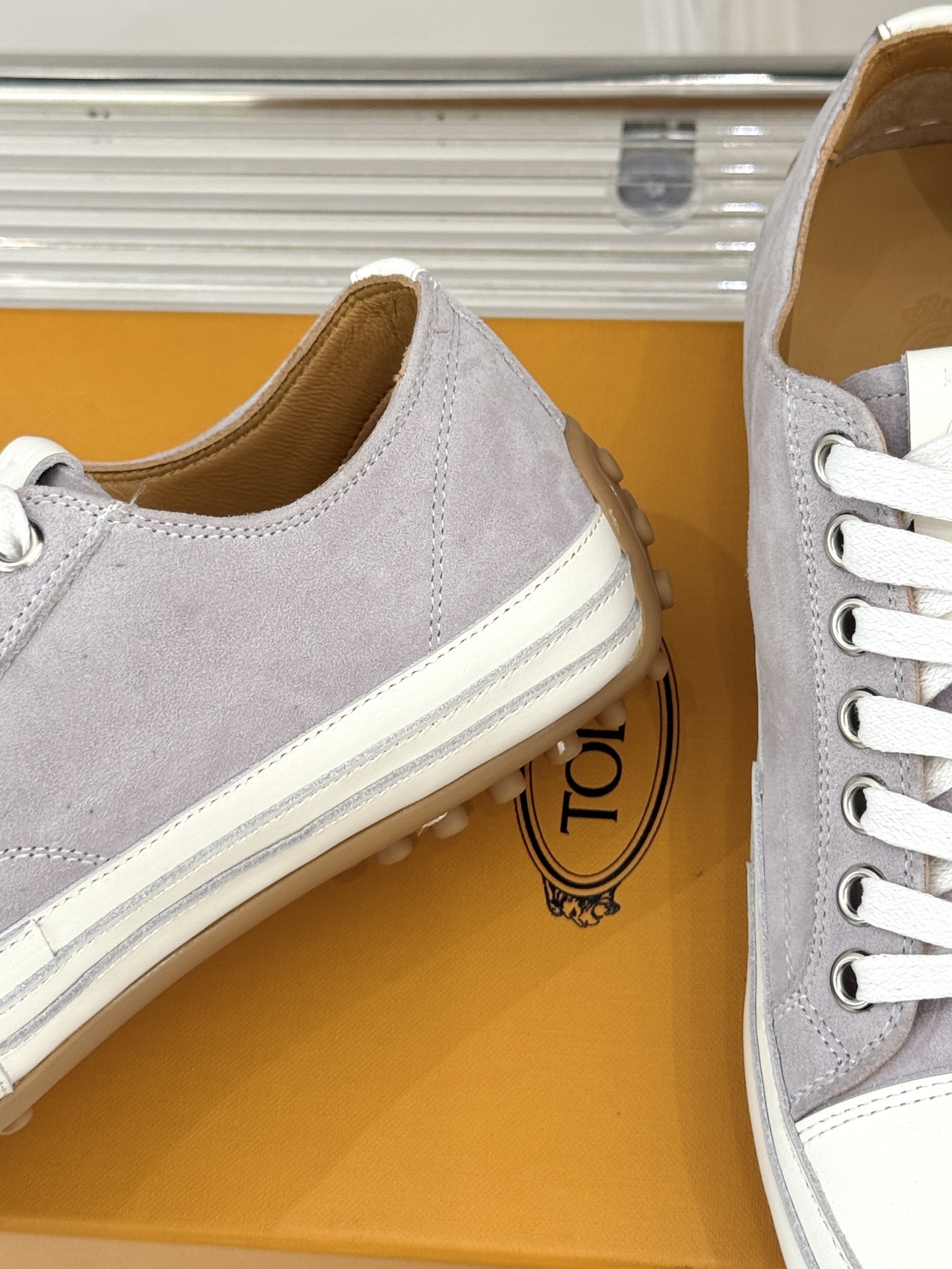 TOD'S 25WF新品豆豆小白鞋
在春天这个充满诗意与浪漫的季节
当我第一次看到这双鞋就爱惨了
就被