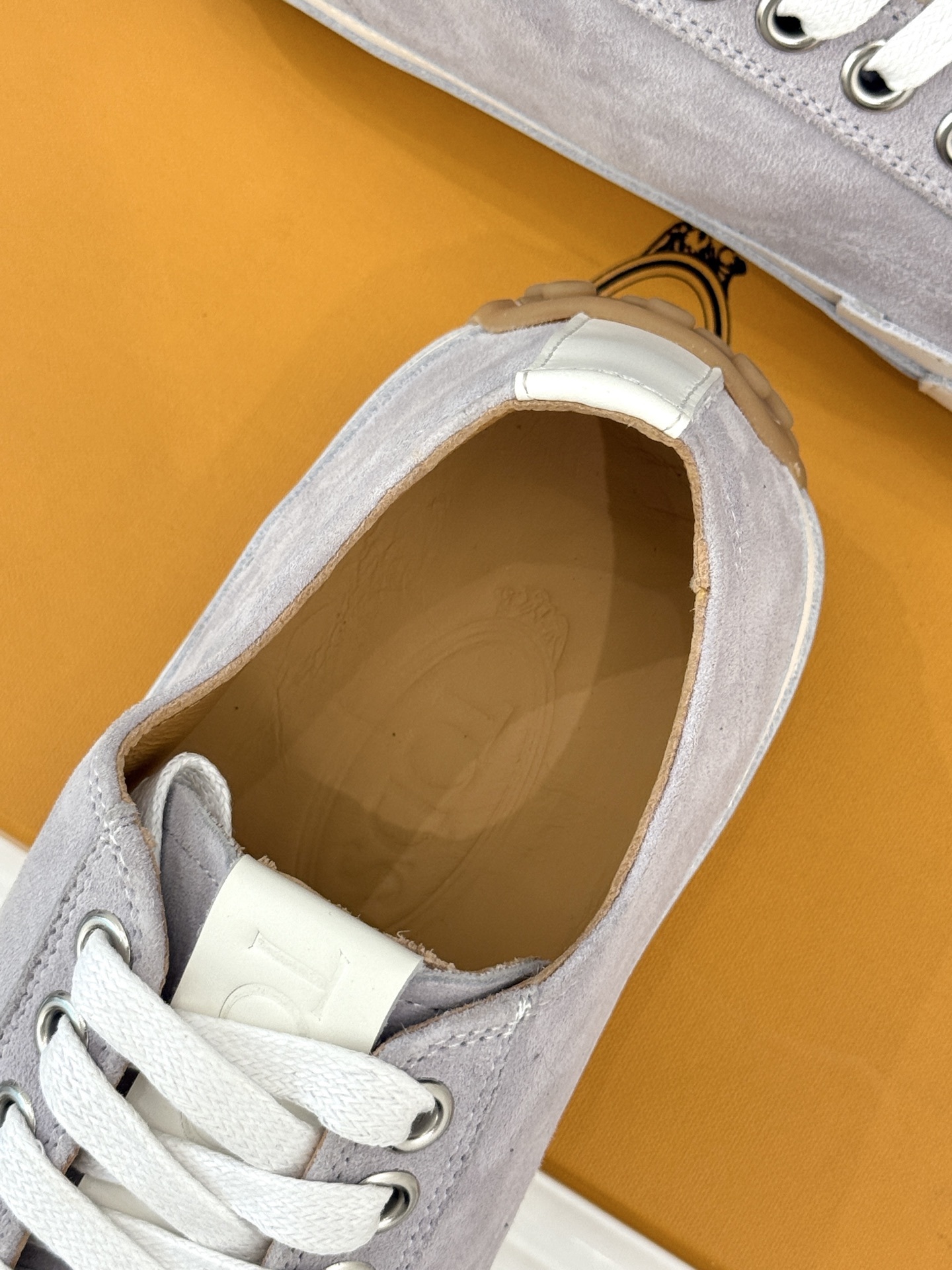 TOD'S 25WF新品豆豆小白鞋
在春天这个充满诗意与浪漫的季节
当我第一次看到这双鞋就爱惨了
就被