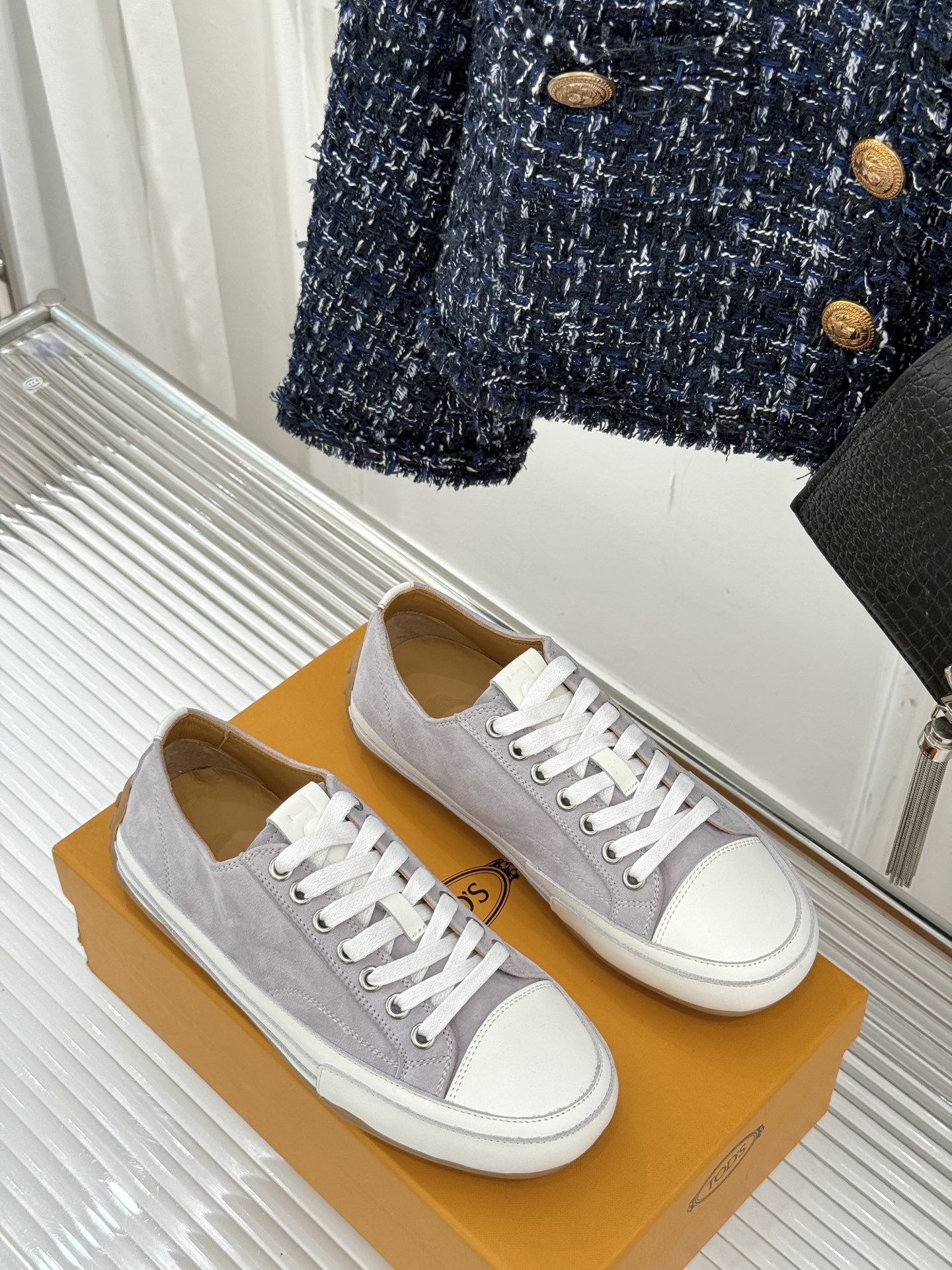 TOD'S 25WF新品豆豆小白鞋
在春天这个充满诗意与浪漫的季节
当我第一次看到这双鞋就爱惨了
就被