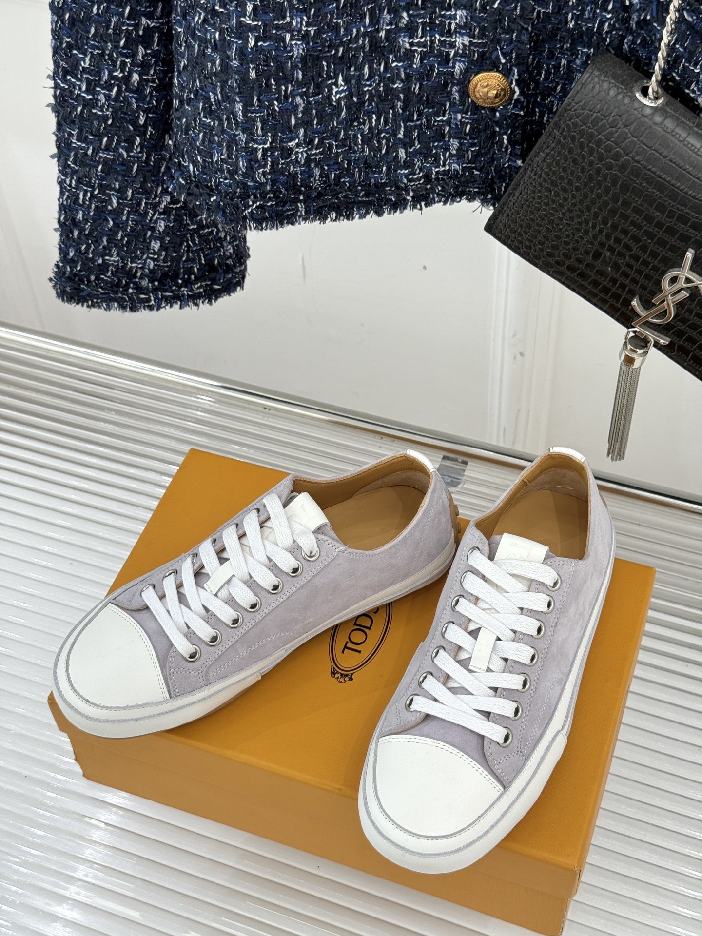 TOD'S 25WF新品豆豆小白鞋
在春天这个充满诗意与浪漫的季节
当我第一次看到这双鞋就爱惨了
就被