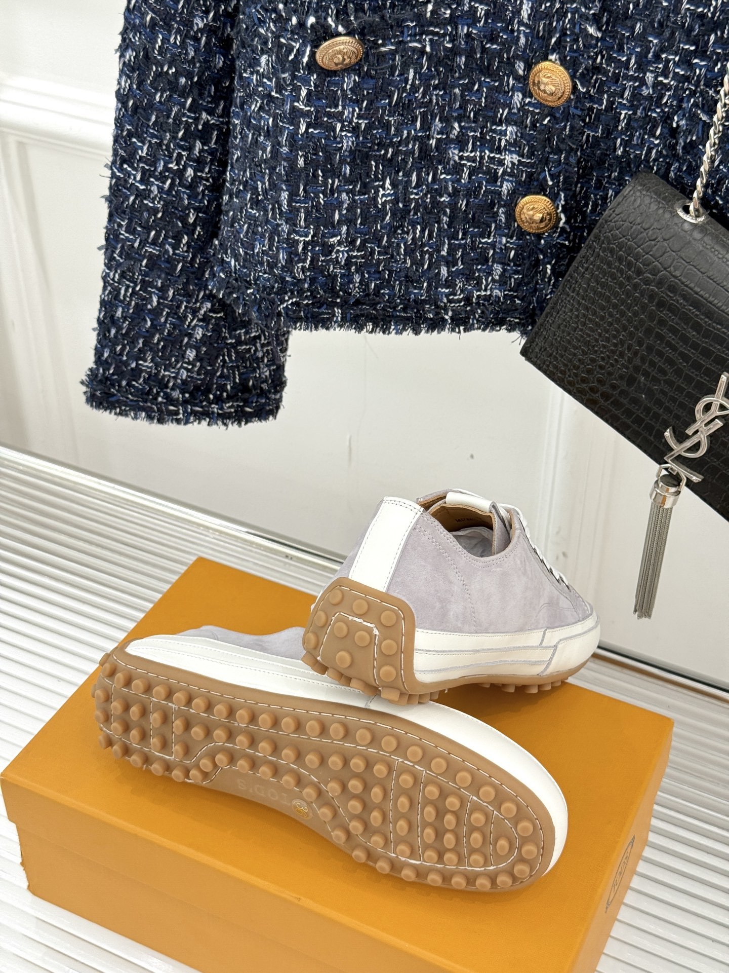TOD'S 25WF新品豆豆小白鞋
在春天这个充满诗意与浪漫的季节
当我第一次看到这双鞋就爱惨了
就被