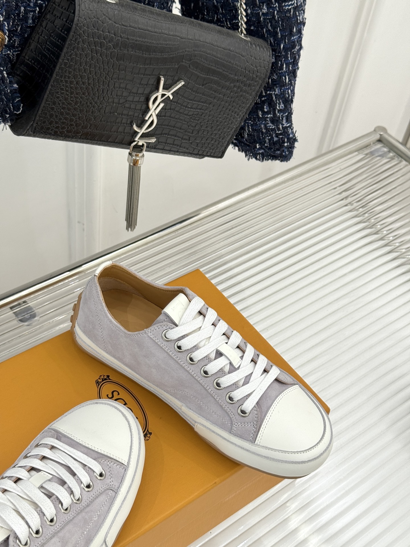 TOD'S 25WF新品豆豆小白鞋
在春天这个充满诗意与浪漫的季节
当我第一次看到这双鞋就爱惨了
就被