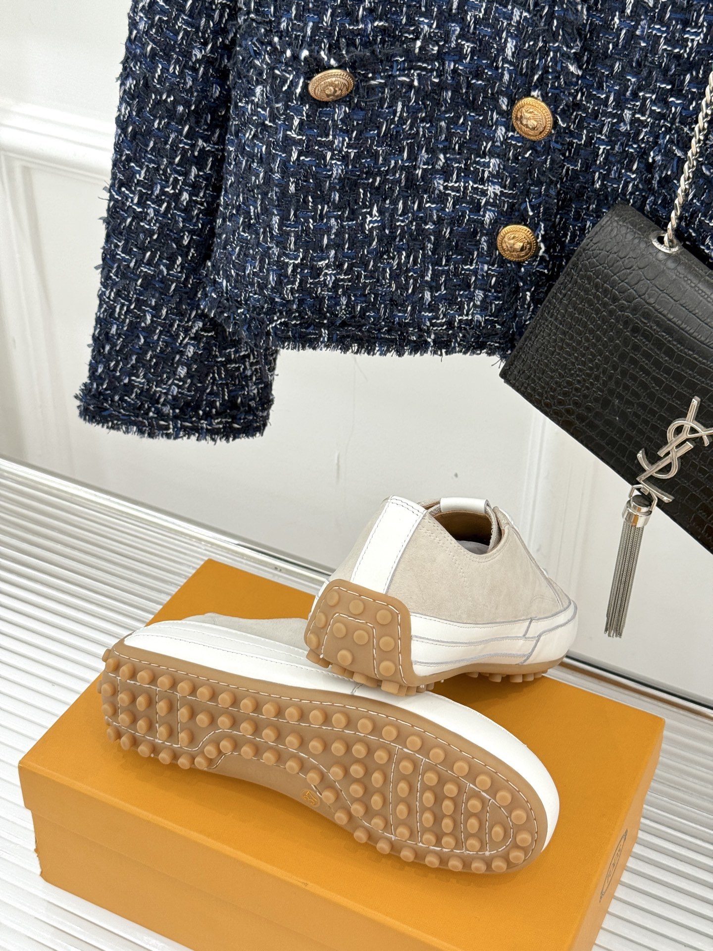 TOD'S 25WF新品豆豆小白鞋
在春天这个充满诗意与浪漫的季节
当我第一次看到这双鞋就爱惨了
就被
