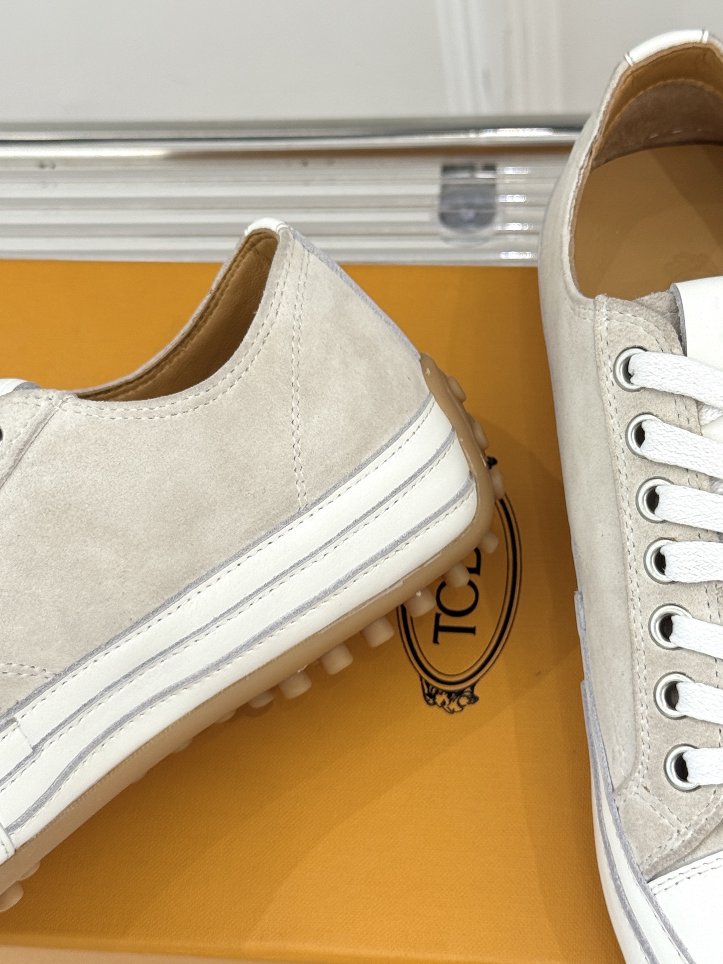TOD'S 25WF新品豆豆小白鞋
在春天这个充满诗意与浪漫的季节
当我第一次看到这双鞋就爱惨了
就被